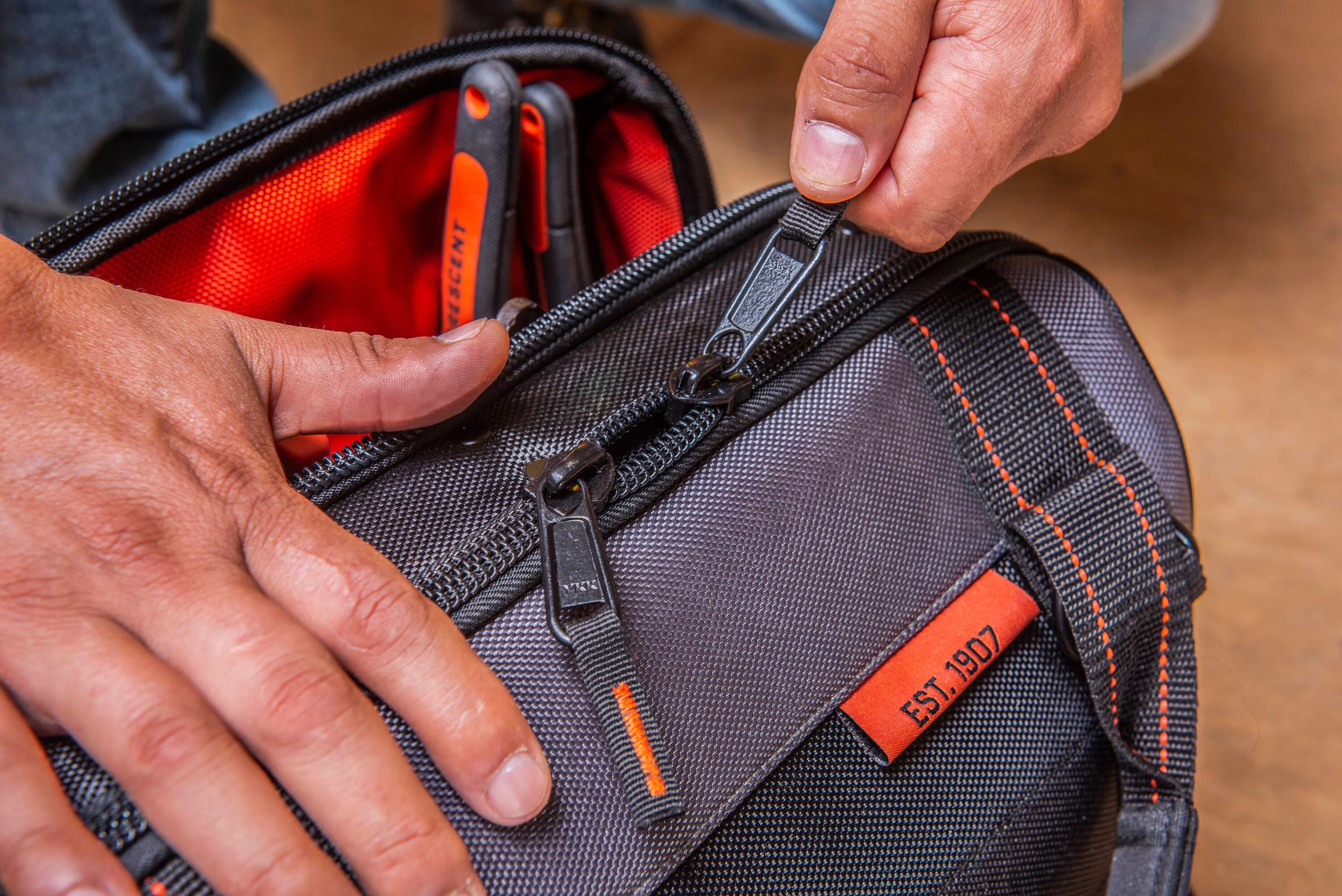 Bolsa de herramientas con cierre Crescent Rawhide de poliéster negro y naranja de 17 pulgadas de ancho x 16.7 pulgadas de profundidad x 9.5 pulgadas de longitud CTB1750N