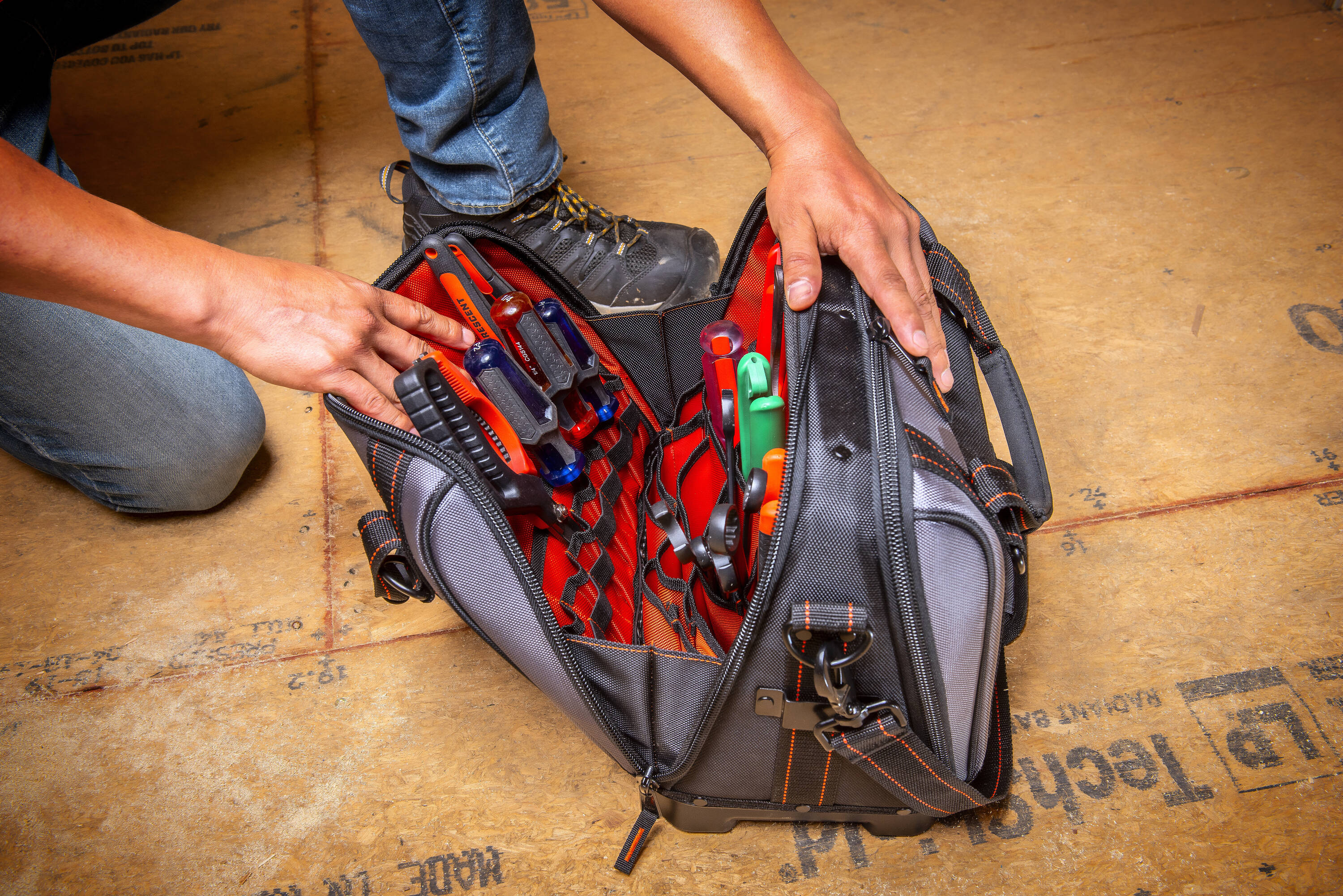 Bolsa de herramientas con cierre Crescent Rawhide de poliéster negro y naranja de 17 pulgadas de ancho x 16.7 pulgadas de profundidad x 9.5 pulgadas de longitud CTB1750N