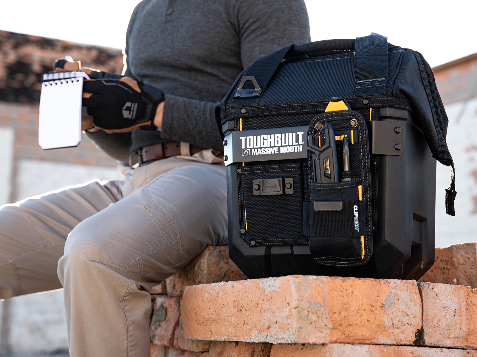 Bolsa de herramientas TOUGHBUILT Massive Mouth M de plástico negro de 12 pulgadas de ancho x 11 pulgadas de profundidad x 15 pulgadas de largo TBL-CT-62-12