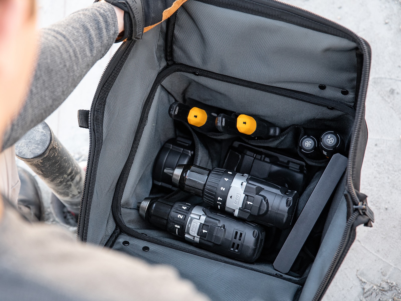 Bolsa de herramientas TOUGHBUILT Massive Mouth M de plástico negro de 12 pulgadas de ancho x 11 pulgadas de profundidad x 15 pulgadas de largo TBL-CT-62-12