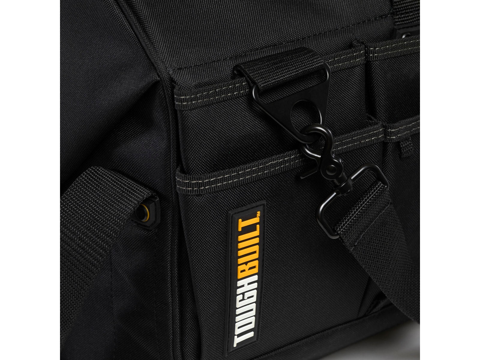 Bolsa de herramientas con cierre TOUGHBUILT Massive Mouth - Fanatic Black de poliéster de 26 pulgadas de ancho x 10.5 pulgadas de profundidad x 11.5 pulgadas de largo TB-60-26