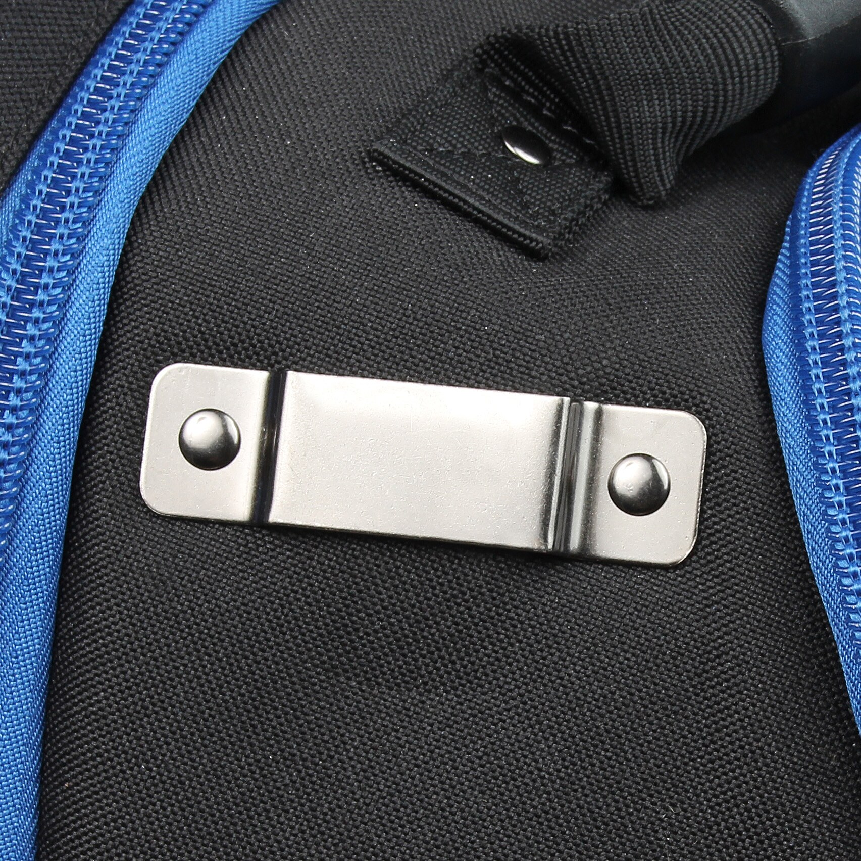 Mochila con cierre IDEAL Pro Series de poliéster negro de 16 pulgadas de ancho x 10.5 pulgadas de profundidad x 19 pulgadas de largo