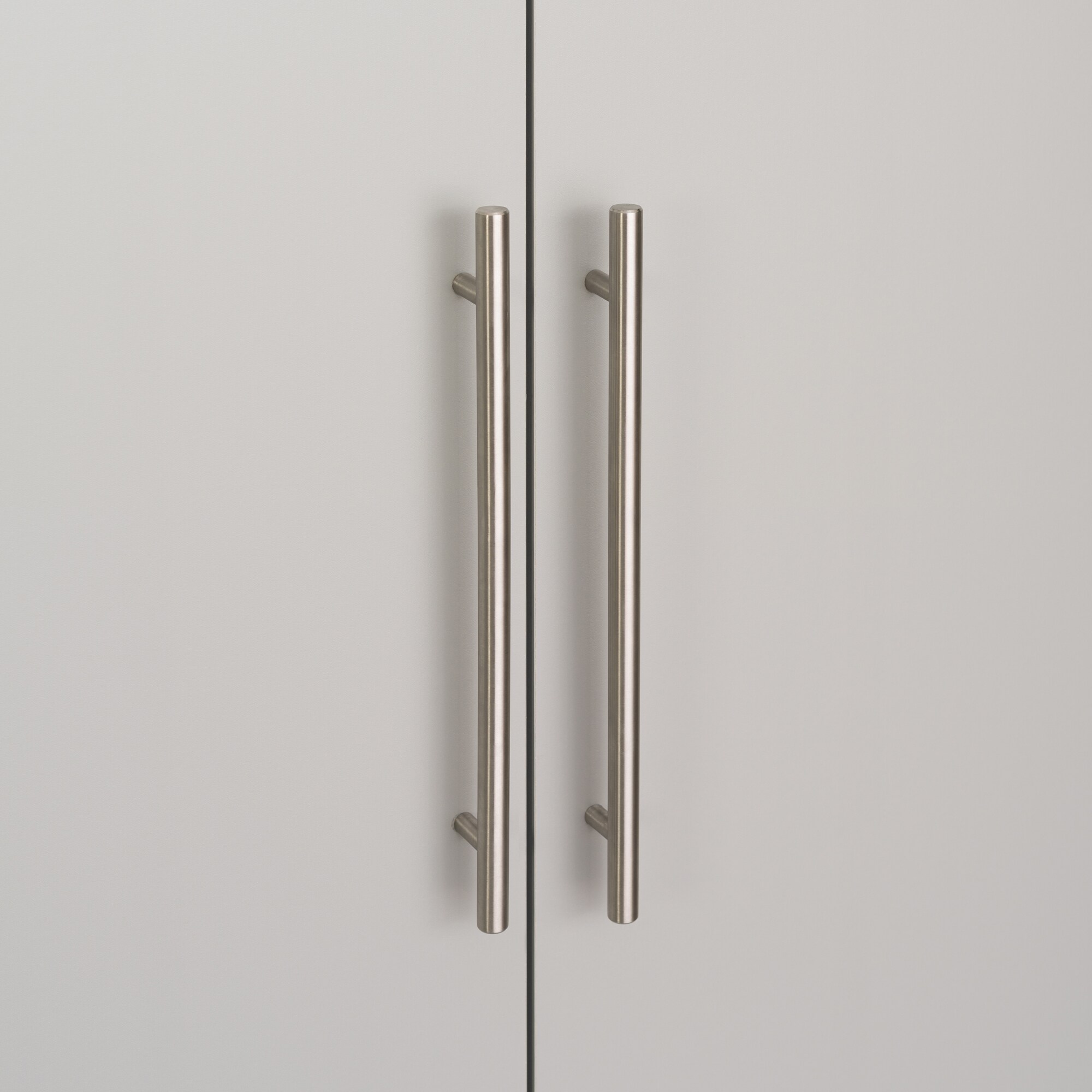 Sistema de almacenamiento para garaje en color gris claro de madera compuesta con 4 gabinetes de 66 pulgadas de ancho x 72 pulgadas de alto x 20 pulgadas de profundidad Prepac GRGW-0711-4M