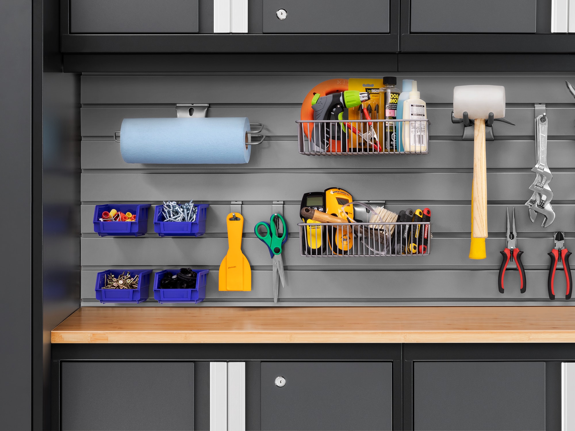 Sistema de almacenamiento para garaje en acero con 9 gabinetes en color gris carbón de NewAge Products, medidas 162 pulgadas de ancho x 76.75 pulgadas de alto x 18 pulgadas de profundidad 56032