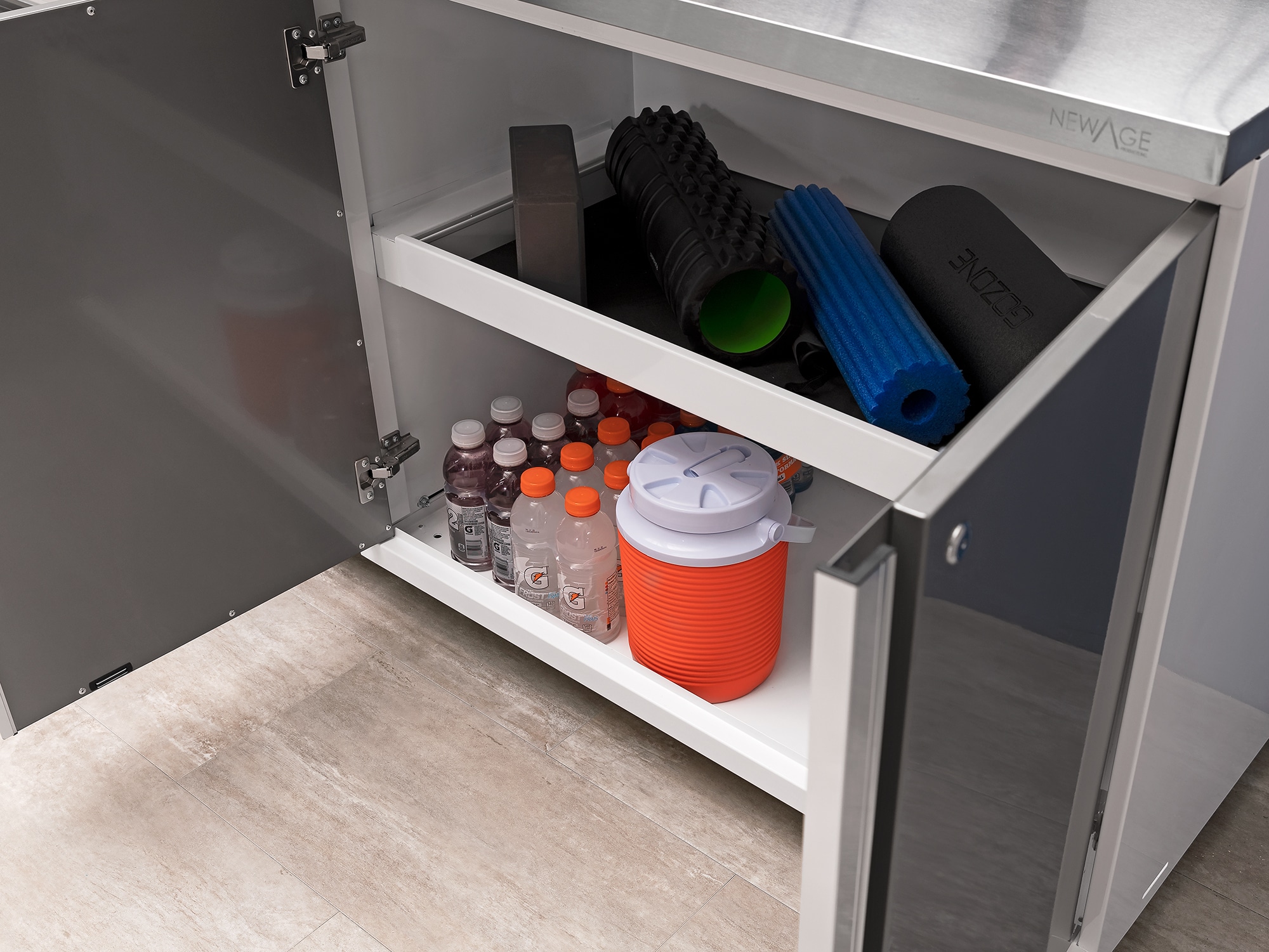 Sistema de almacenamiento para garage de acero platino con 8 gabinetes de NewAge Products, 156 pulgadas de ancho x 84.75 pulgadas de alto x 24 pulgadas de profundidad 56856