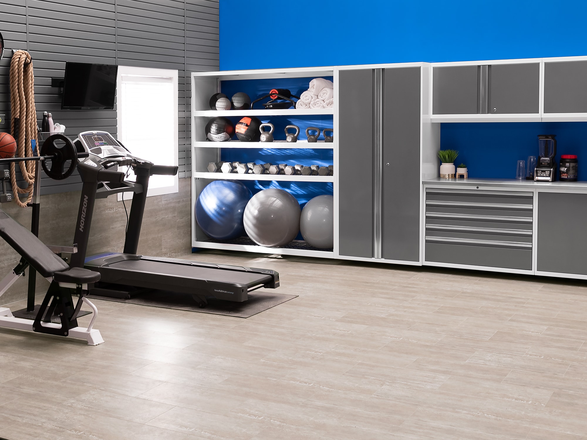 Sistema de almacenamiento para garage de acero platino con 8 gabinetes de NewAge Products, 156 pulgadas de ancho x 84.75 pulgadas de alto x 24 pulgadas de profundidad 56856