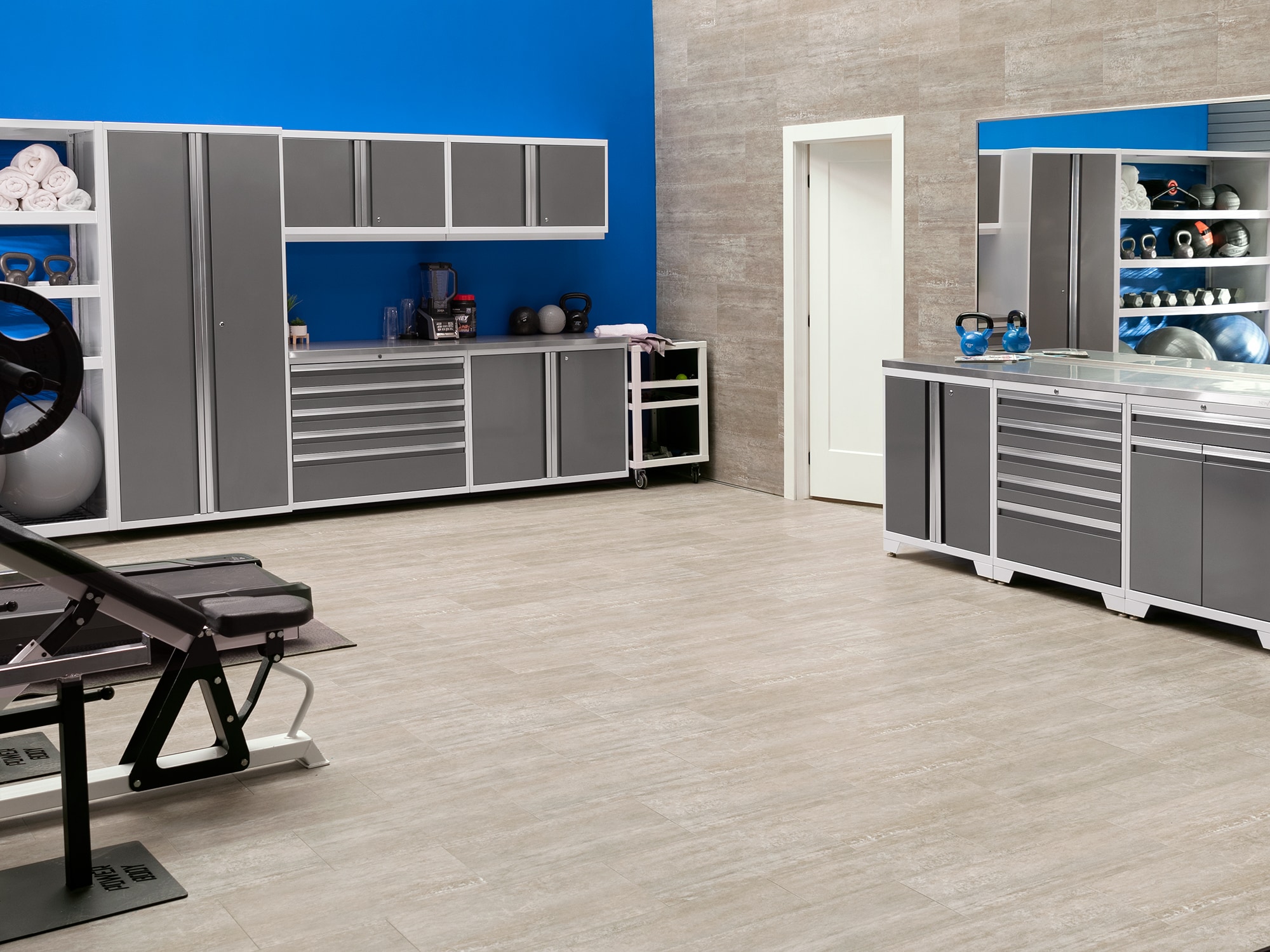 Sistema de almacenamiento para garage de acero platino con 8 gabinetes de NewAge Products, 156 pulgadas de ancho x 84.75 pulgadas de alto x 24 pulgadas de profundidad 56856