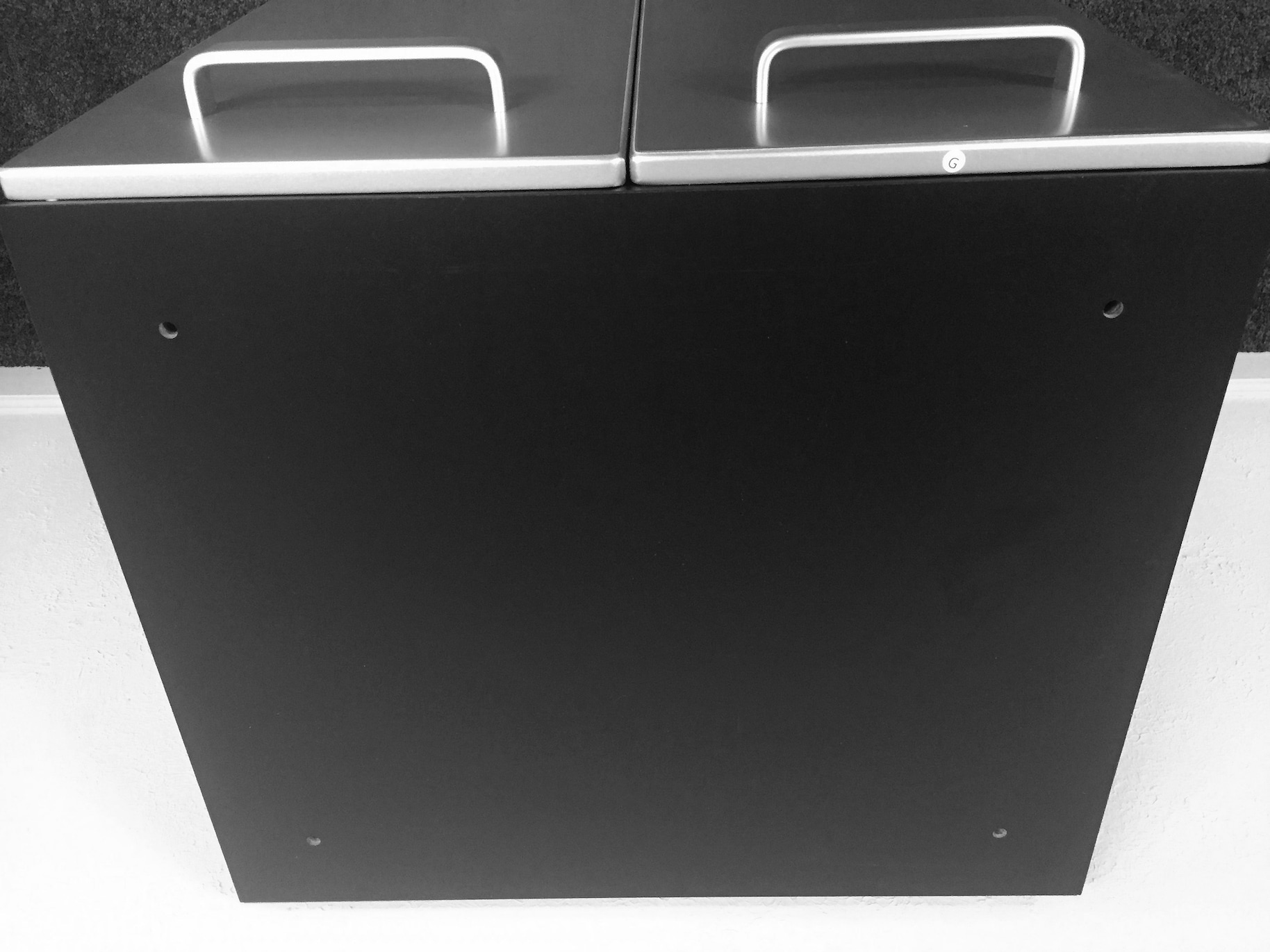 Sistema de almacenamiento duro para garaje OSHOME 23.5 pulgadas de ancho x 36.0 pulgadas de alto x 21.0 pulgadas de profundidad Gabinete de garaje de madera compuesta independiente en negro 24216K