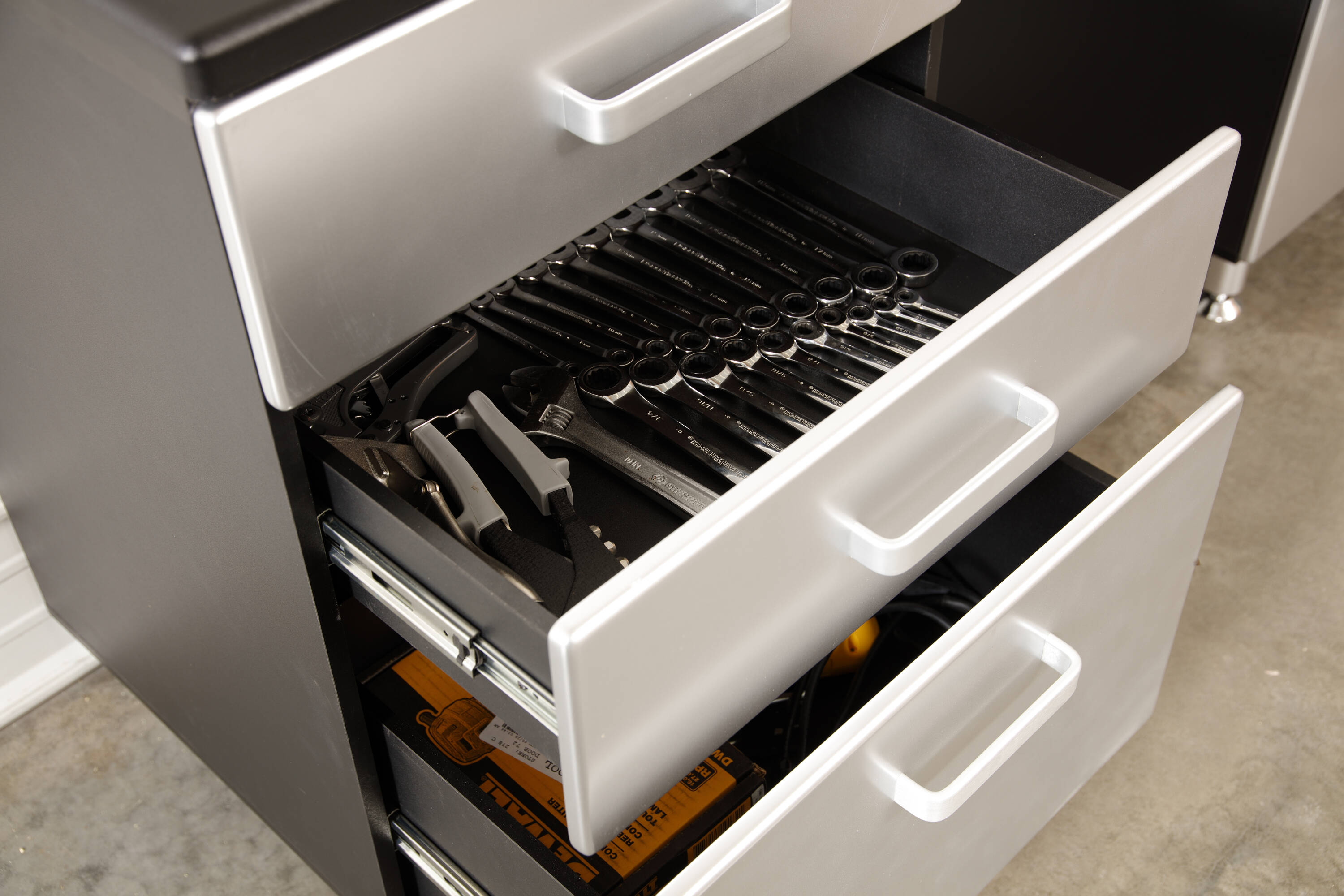 Sistema de almacenamiento duro para garaje OSHOME 23.5 pulgadas de ancho x 36.0 pulgadas de alto x 21.0 pulgadas de profundidad Gabinete de garaje de madera compuesta independiente en negro 24216K