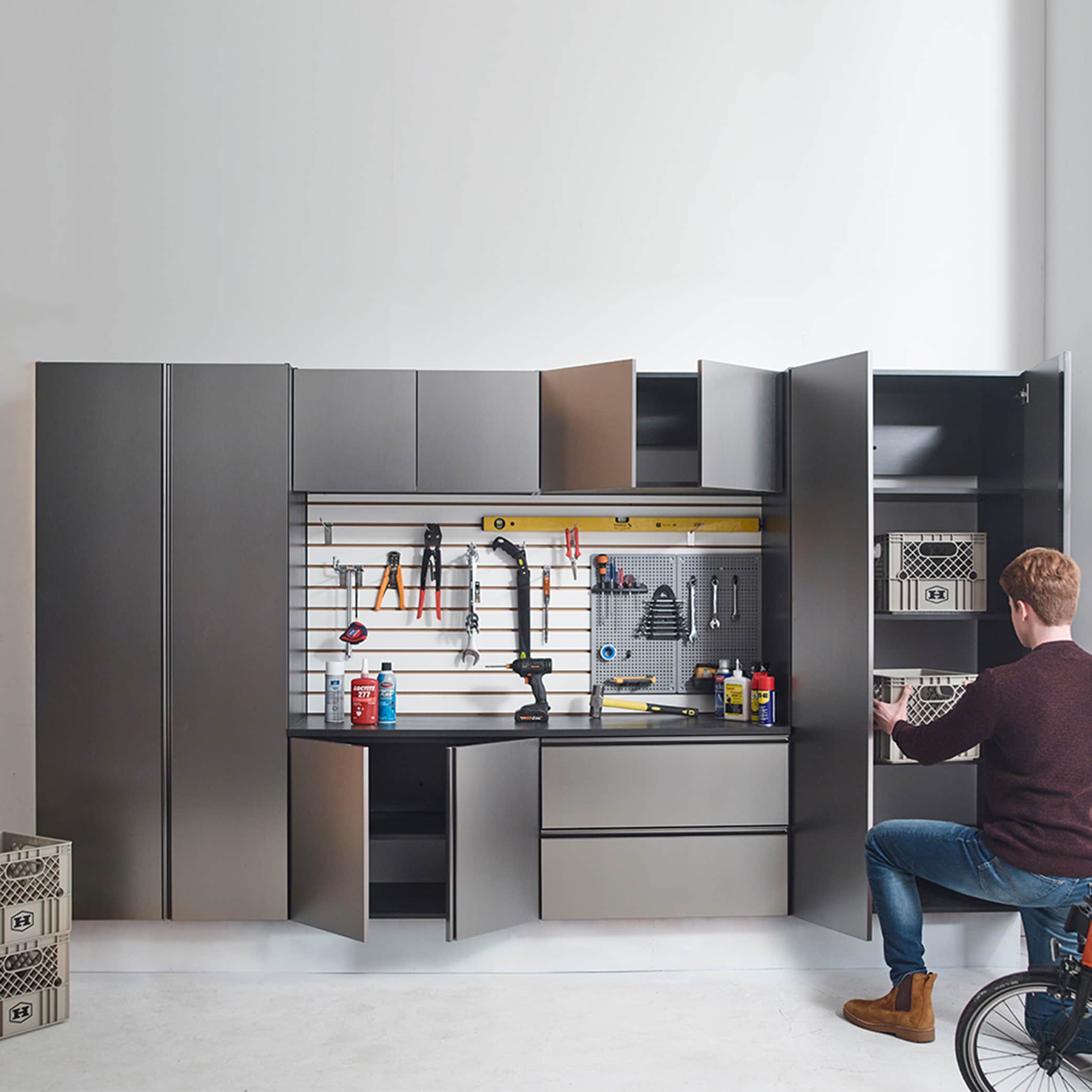 Sistema de almacenamiento para garaje en gris de madera compuesta con 5 gabinetes de Klair Living de 96 pulgadas de ancho x 70.8 pulgadas de alto x 19.6 pulgadas de profundidad NOVA-AB2CD