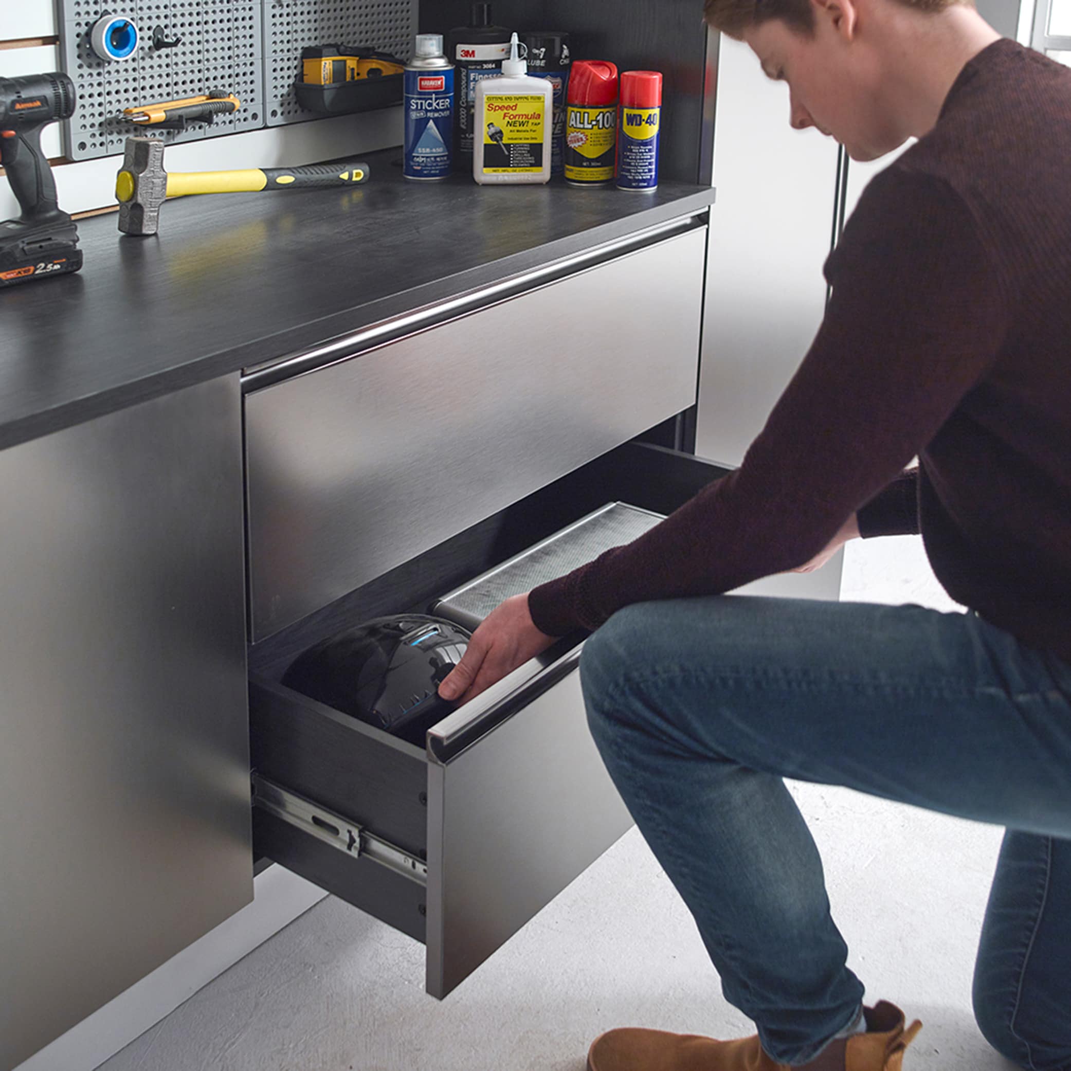Sistema de almacenamiento para garaje en gris de madera compuesta con 5 gabinetes de Klair Living de 96 pulgadas de ancho x 70.8 pulgadas de alto x 19.6 pulgadas de profundidad NOVA-AB2CD