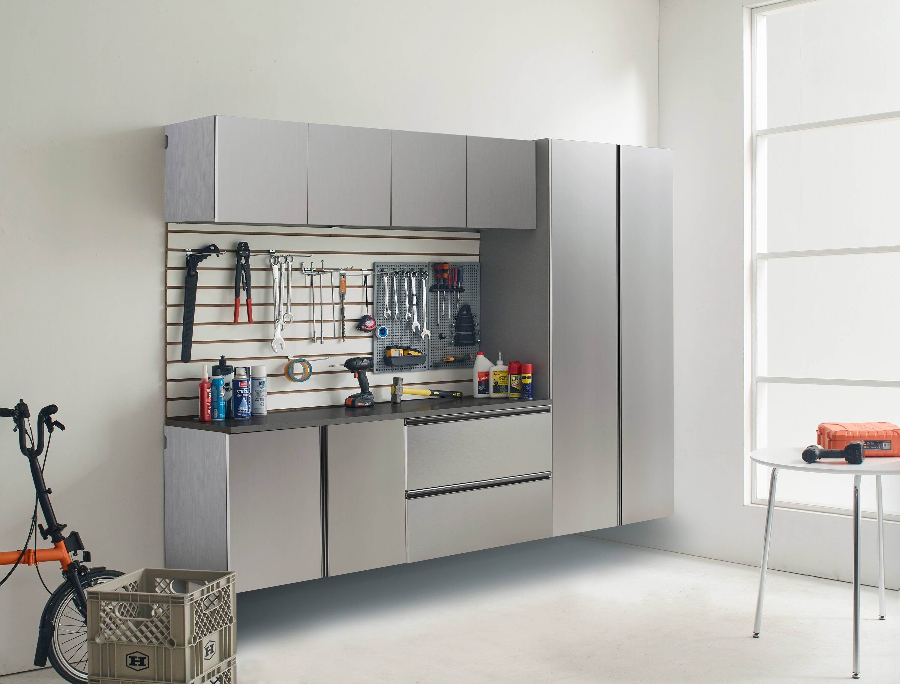 Sistema de almacenamiento para garaje en gris de madera compuesta con 5 gabinetes de Klair Living de 96 pulgadas de ancho x 70.8 pulgadas de alto x 19.6 pulgadas de profundidad NOVA-AB2CD