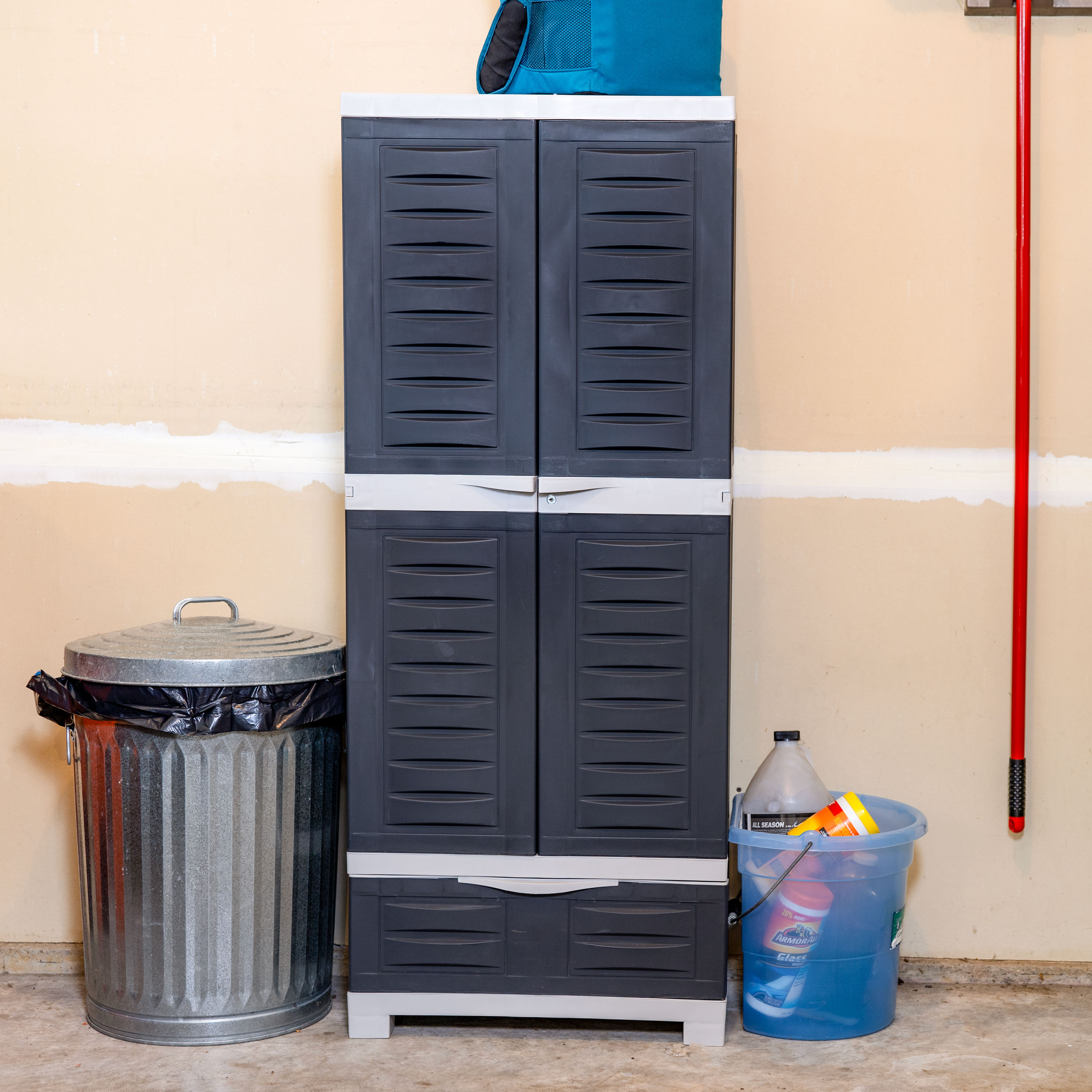 Gabinete de almacenamiento de utilidad independiente de plástico gris de 23.25 pulgadas de ancho x 57.5 pulgadas de alto Sunnydaze Decor SUP-288
