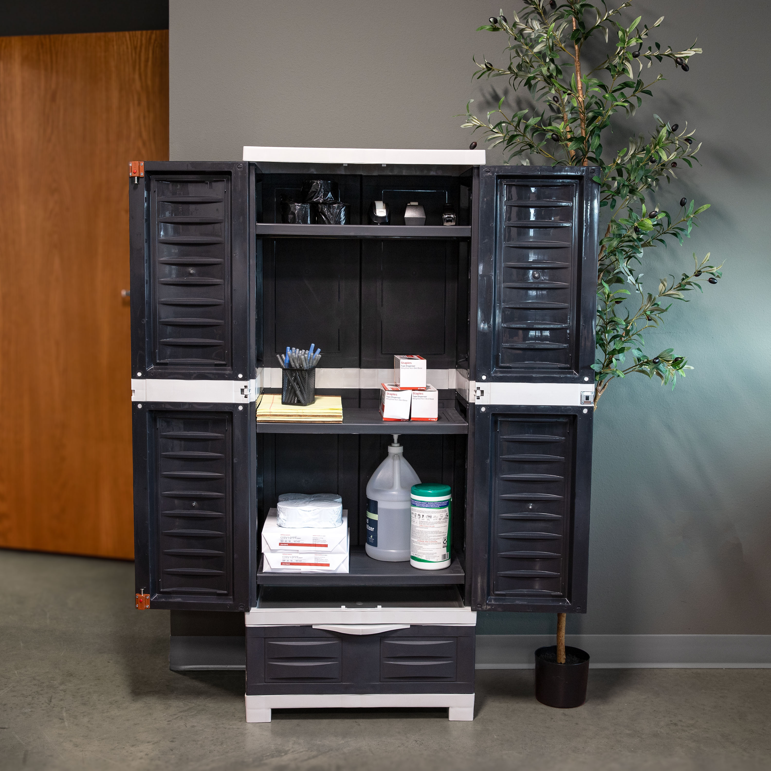 Gabinete de almacenamiento de utilidad independiente de plástico gris de 23.25 pulgadas de ancho x 57.5 pulgadas de alto Sunnydaze Decor SUP-288