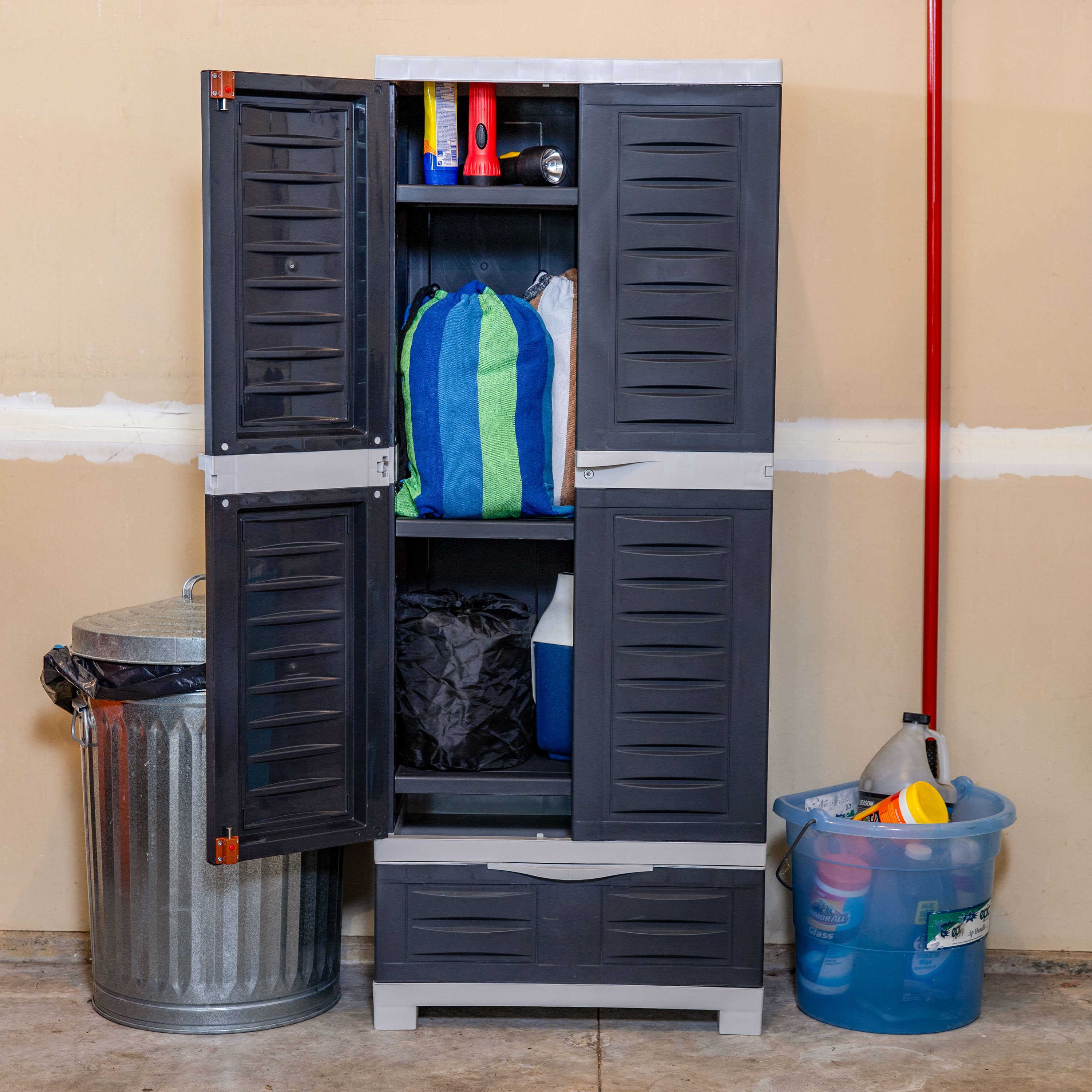 Gabinete de almacenamiento de utilidad independiente de plástico gris de 23.25 pulgadas de ancho x 57.5 pulgadas de alto Sunnydaze Decor SUP-288