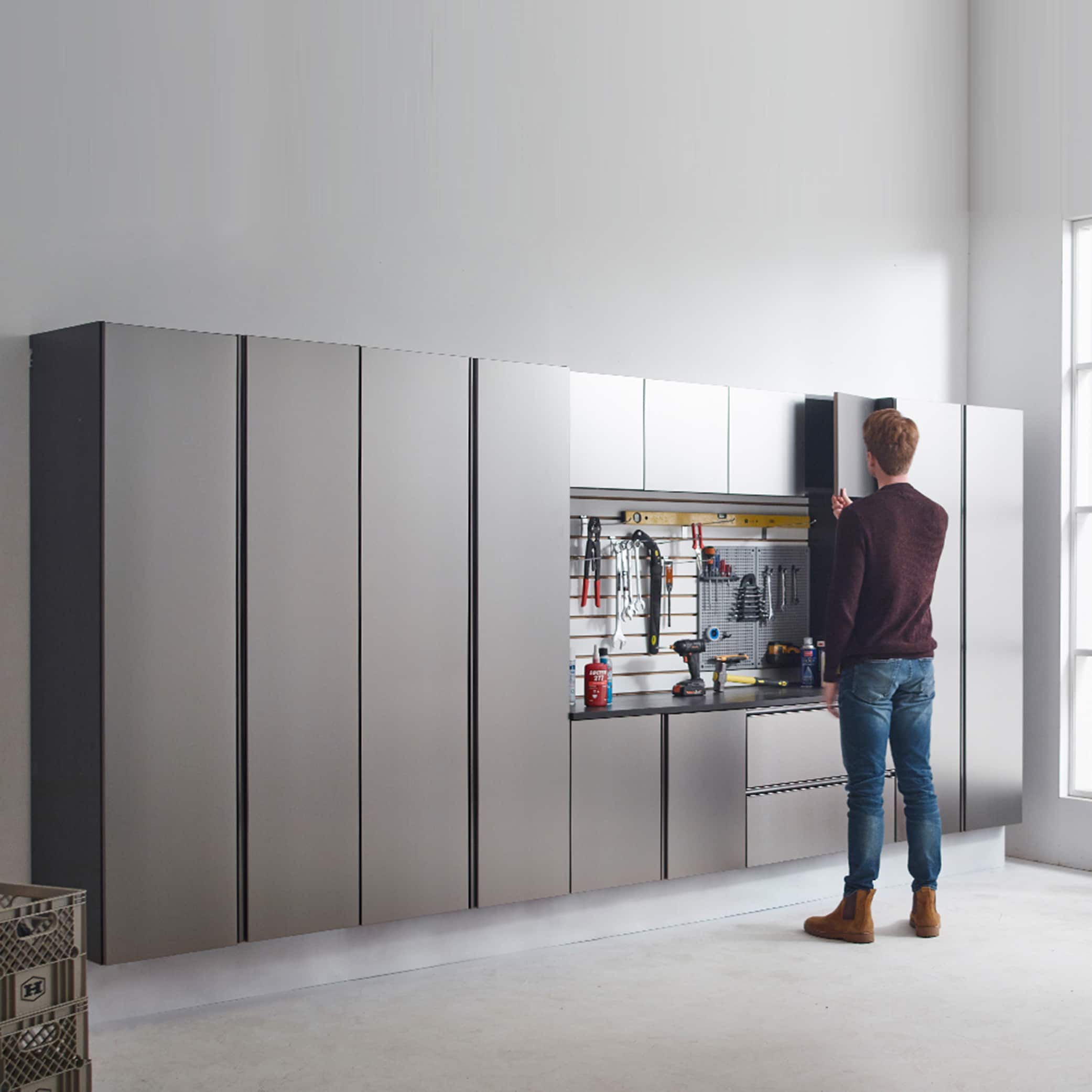 Gabinete para garaje montado en la pared Klair Living Nova de madera compuesta en gris NOVA-W3220