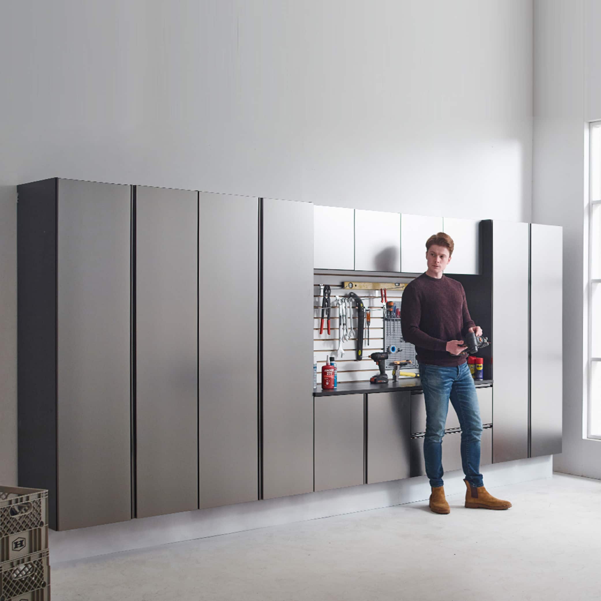 Gabinete para garaje montado en la pared Klair Living Nova de madera compuesta en gris NOVA-W3220