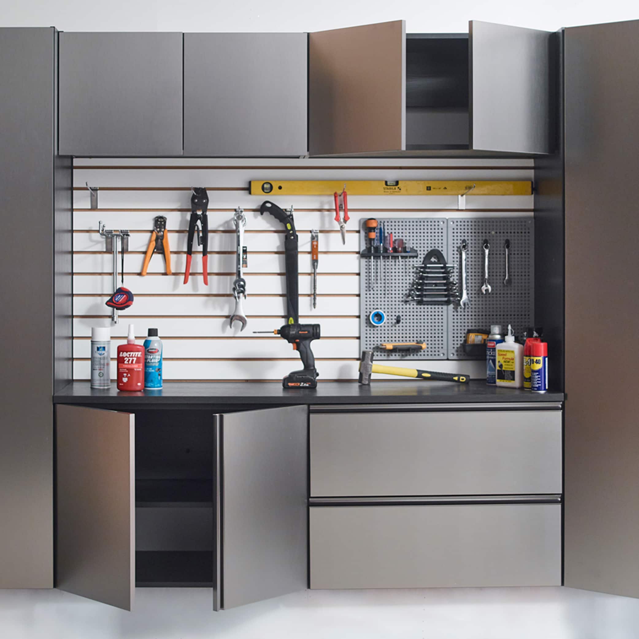 Gabinete para garaje montado en la pared Klair Living Nova de madera compuesta en gris NOVA-W3220