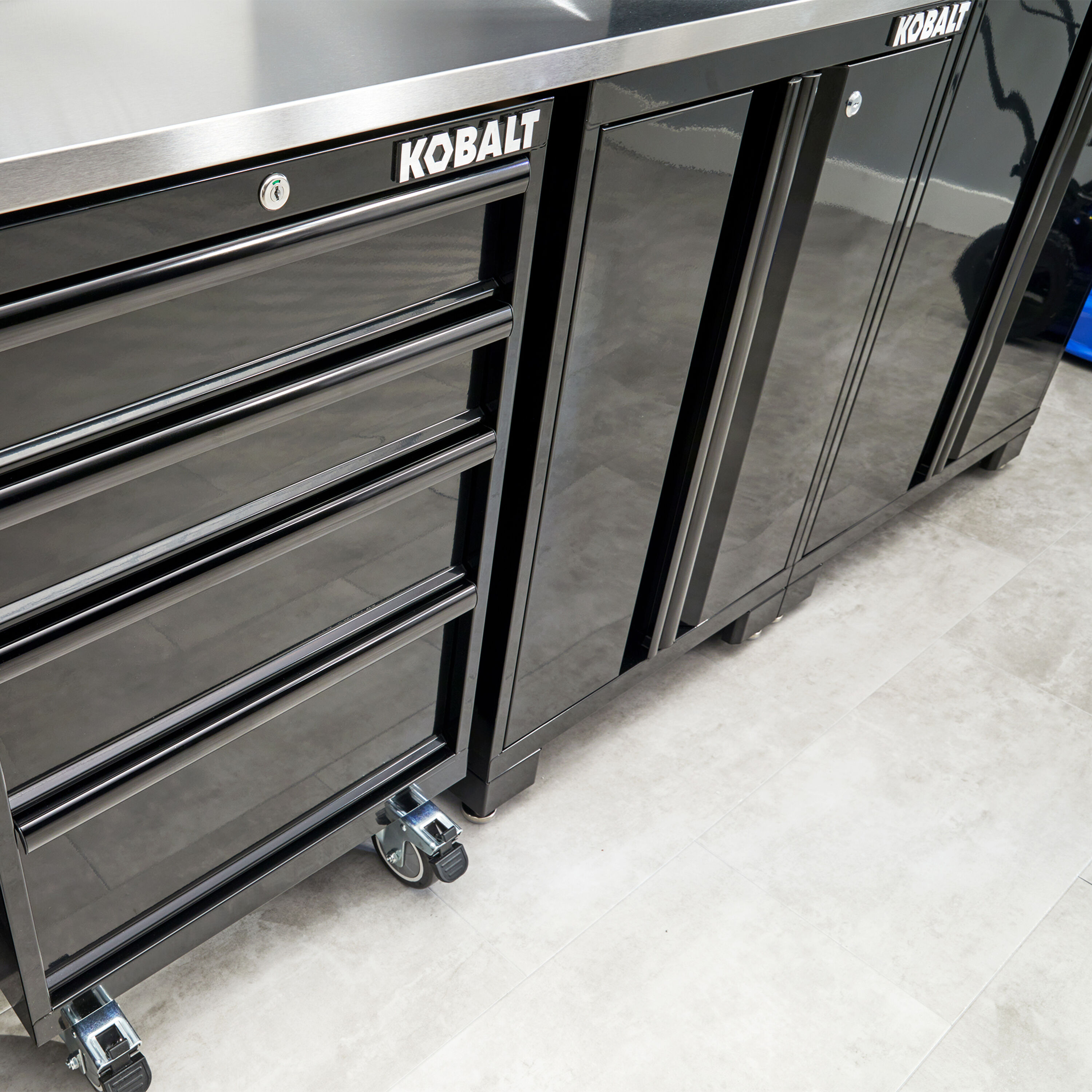 Sistema de almacenamiento para garaje en acero negro Kobalt de 12 gabinetes de 216 pulgadas de ancho x 76 pulgadas de alto x 18 pulgadas de profundidad 53978