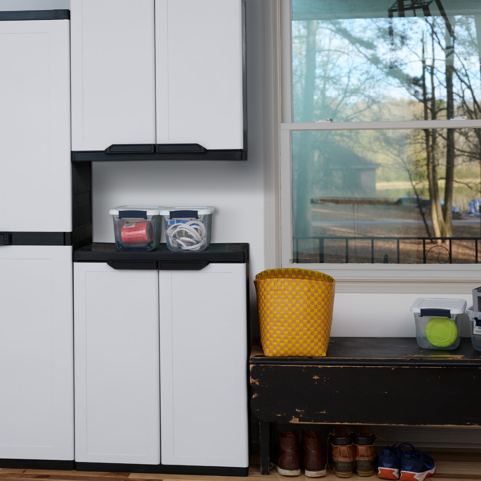 Gabinete de plástico para garaje en blanco marfil para montar en la pared o de pie, de Project Source Premium One de 26.9 pulgadas de ancho x 34 pulgadas de alto x 15.75 pulgadas de profundidad