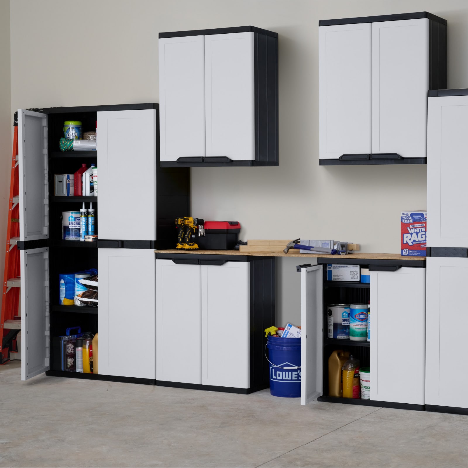 Gabinete de plástico para garaje en blanco marfil para montar en la pared o de pie, de Project Source Premium One de 26.9 pulgadas de ancho x 34 pulgadas de alto x 15.75 pulgadas de profundidad