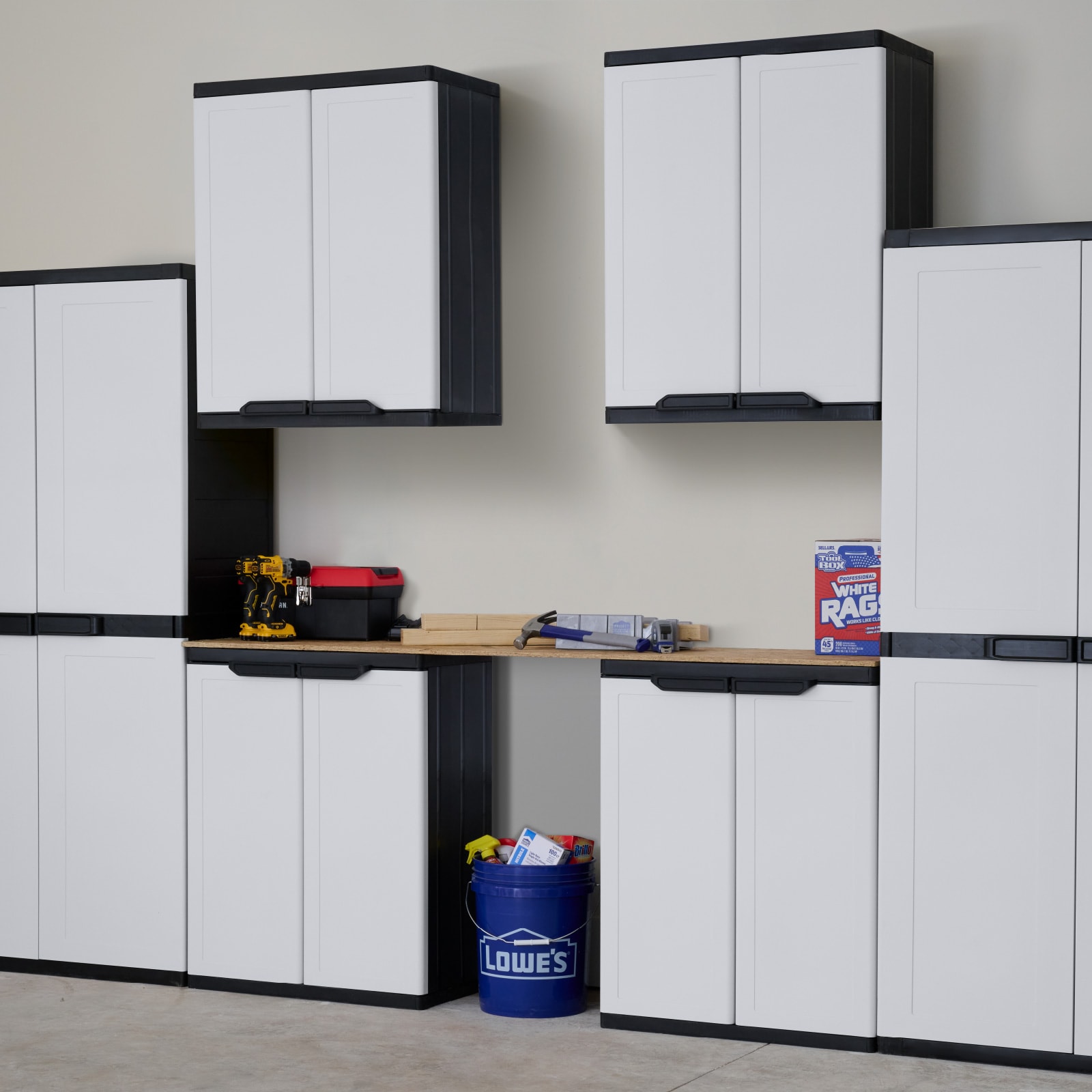 Gabinete de plástico para garaje en blanco marfil para montar en la pared o de pie, de Project Source Premium One de 26.9 pulgadas de ancho x 34 pulgadas de alto x 15.75 pulgadas de profundidad