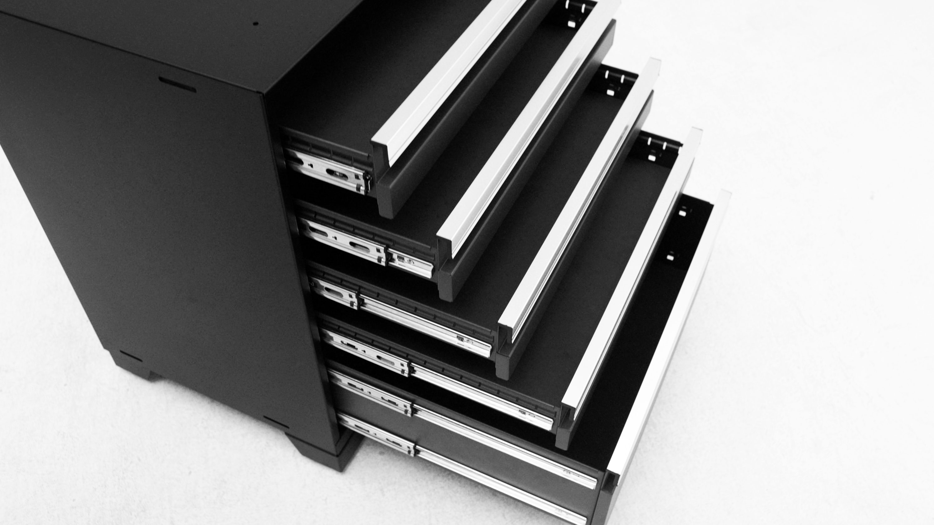 Sistema de almacenamiento para garaje en acero negro de 10 gabinetes NewAge Products de 220 pulgadas de ancho x 84.75 pulgadas de alto x 24 pulgadas de profundidad 64292