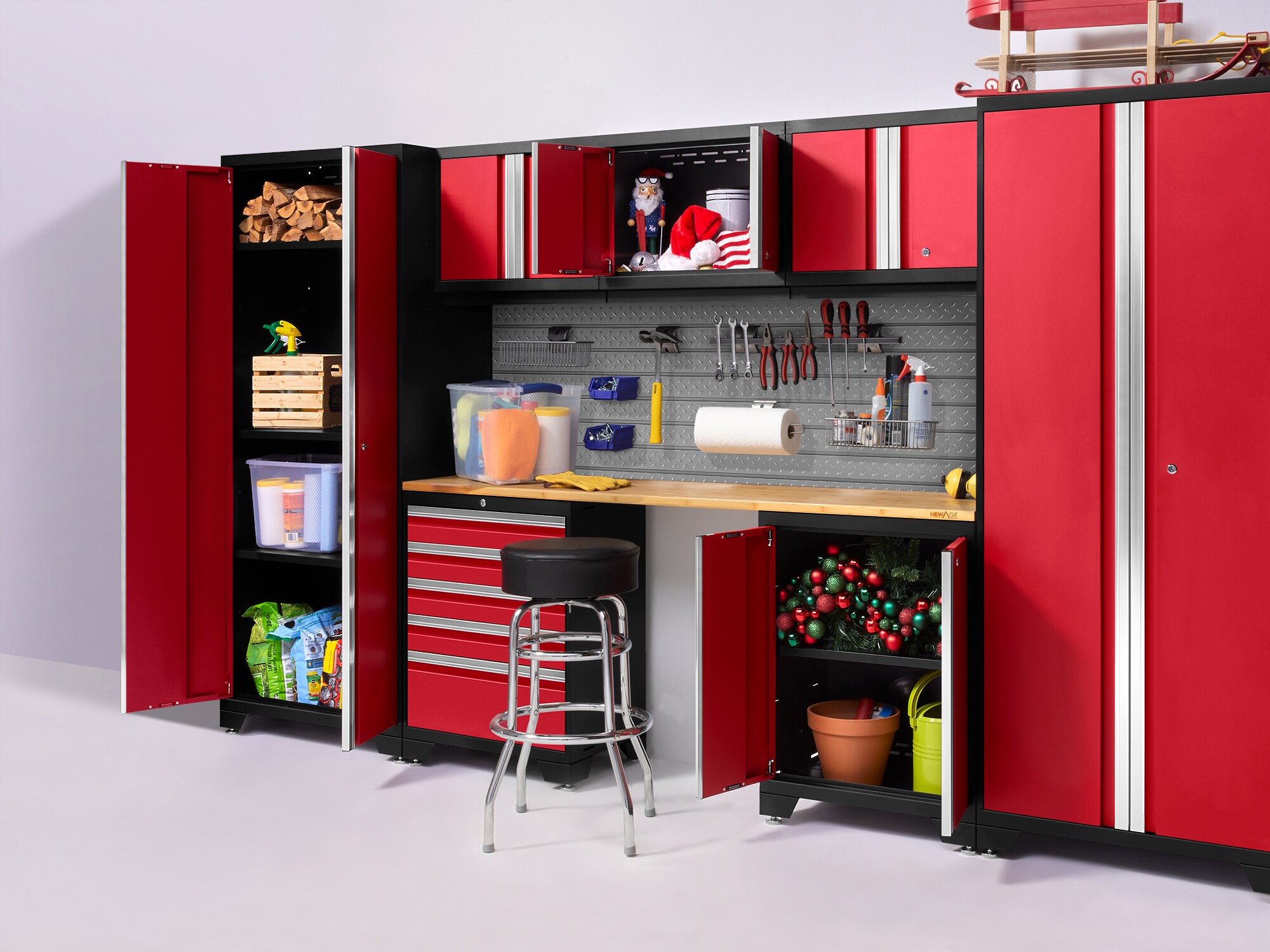 Sistema de almacenamiento para garaje de acero profundo color rojo intenso con 9 gabinetes de NewAge Products de 192 pulgadas de ancho, 84.75 pulgadas de alto y 24 pulgadas de profundidad.