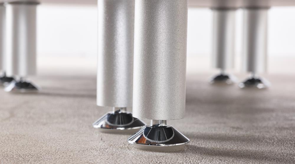 Sistema de almacenamiento para garaje Ulti-MATE 82.7 pulgadas de ancho x 80 pulgadas de alto x 21 pulgadas de profundidad con 5 gabinetes de madera compuesta, frentes metálicos plateados sobre cajas grises. UG22050S