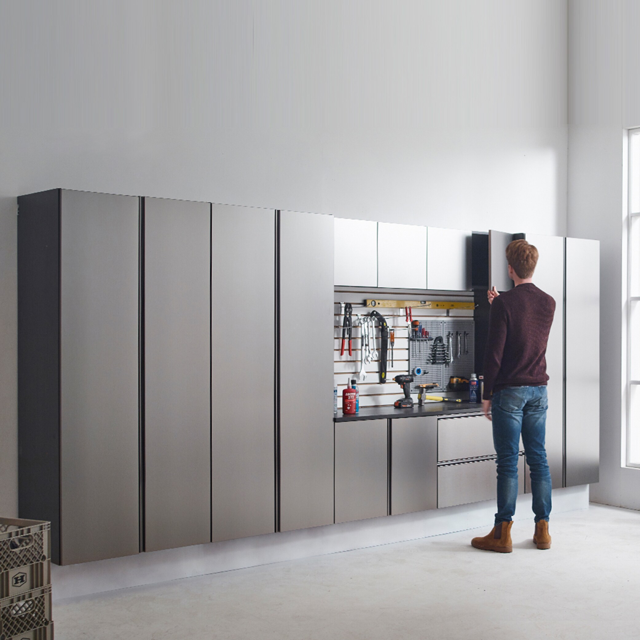 Gabinete para garaje montado en la pared de madera compuesta Klair Living Nova en gris NOVA-SC3220