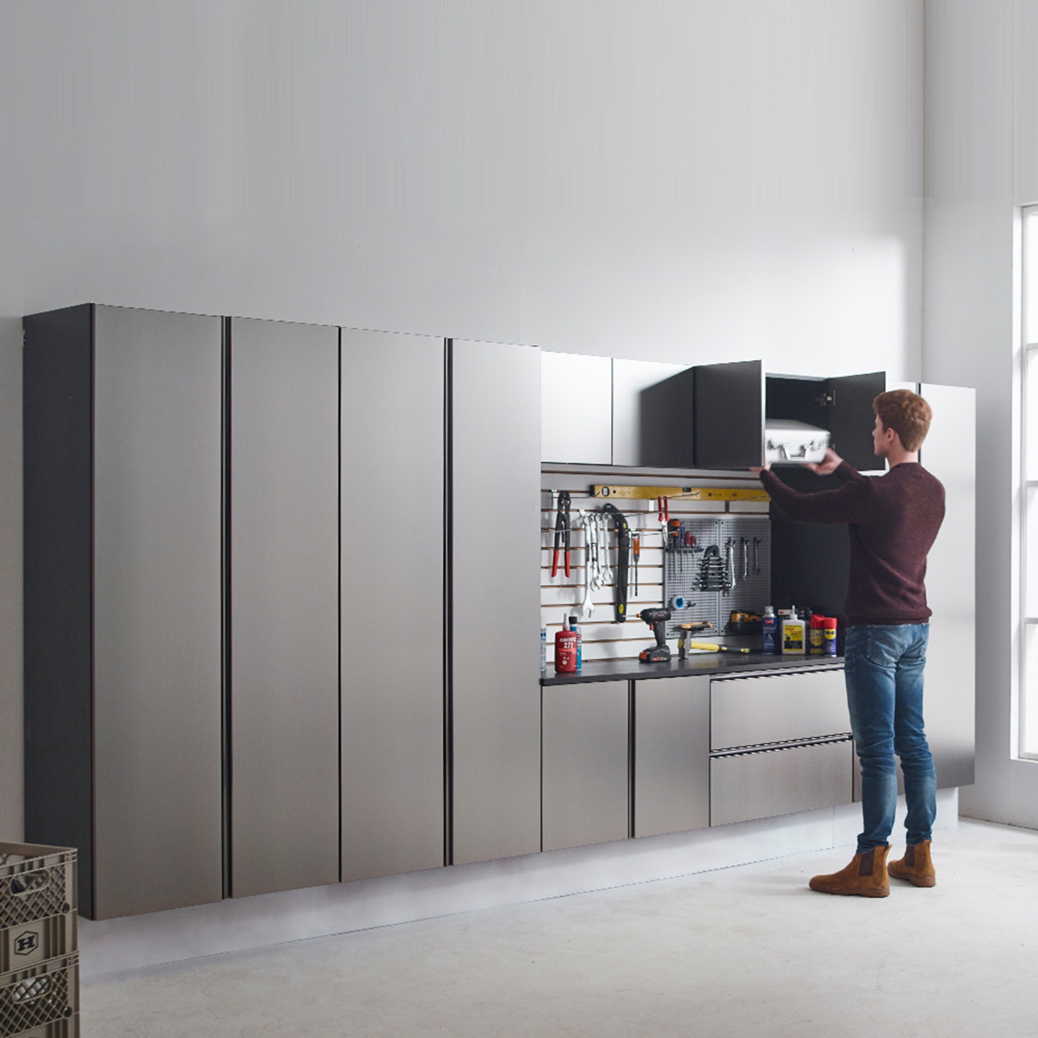 Gabinete para garaje montado en la pared de madera compuesta Klair Living Nova en gris NOVA-SC3220