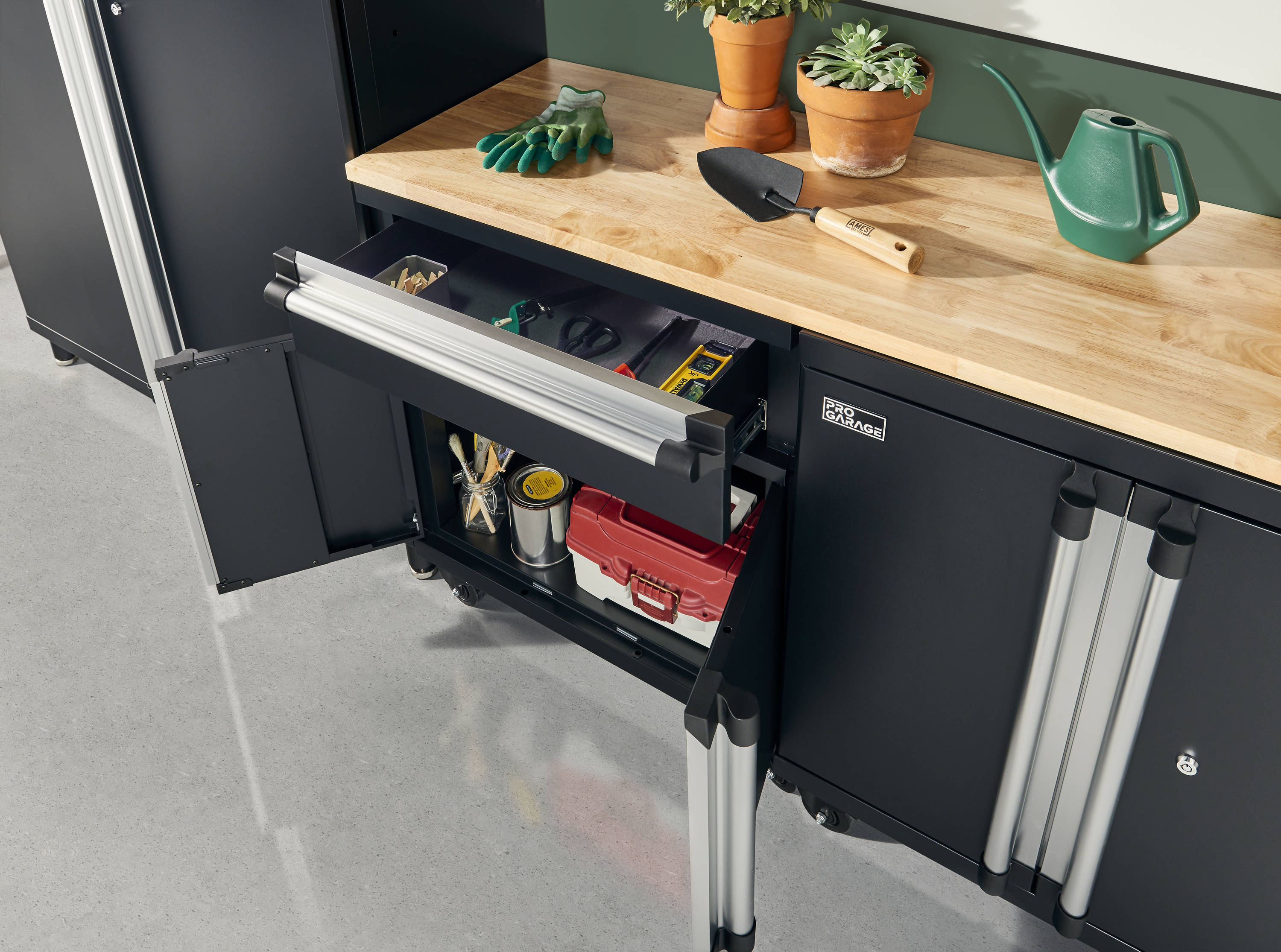 Gabinete de garaje de acero independiente ClosetMaid ProGarage de 26.8 pulgadas de ancho x 32.7 pulgadas de alto x 18 pulgadas de profundidad en negro 1084200
