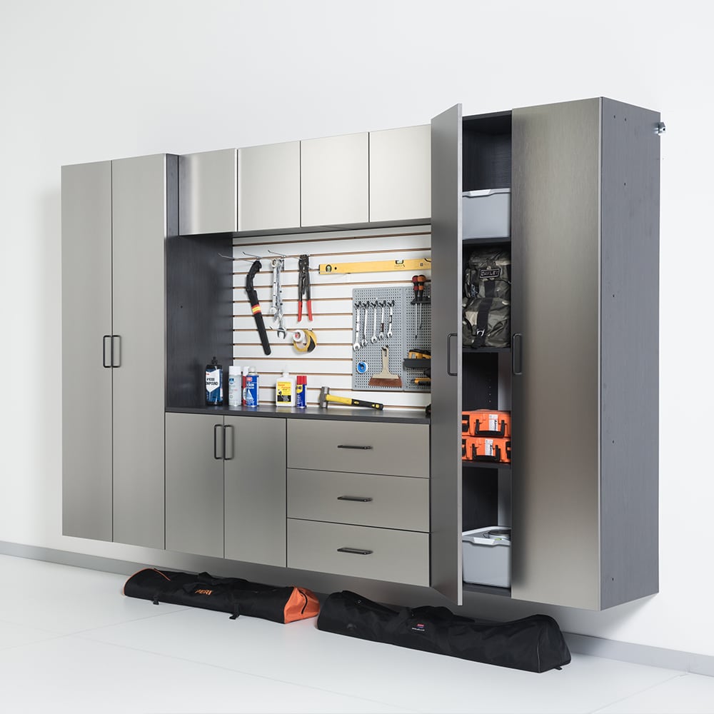 Gabinete de garaje de madera compuesta montado en la pared de la serie Astro de Klair Living de 32 pulgadas de ancho x 28 pulgadas de alto x 20 pulgadas de profundidad en color gris AST-DR3220.