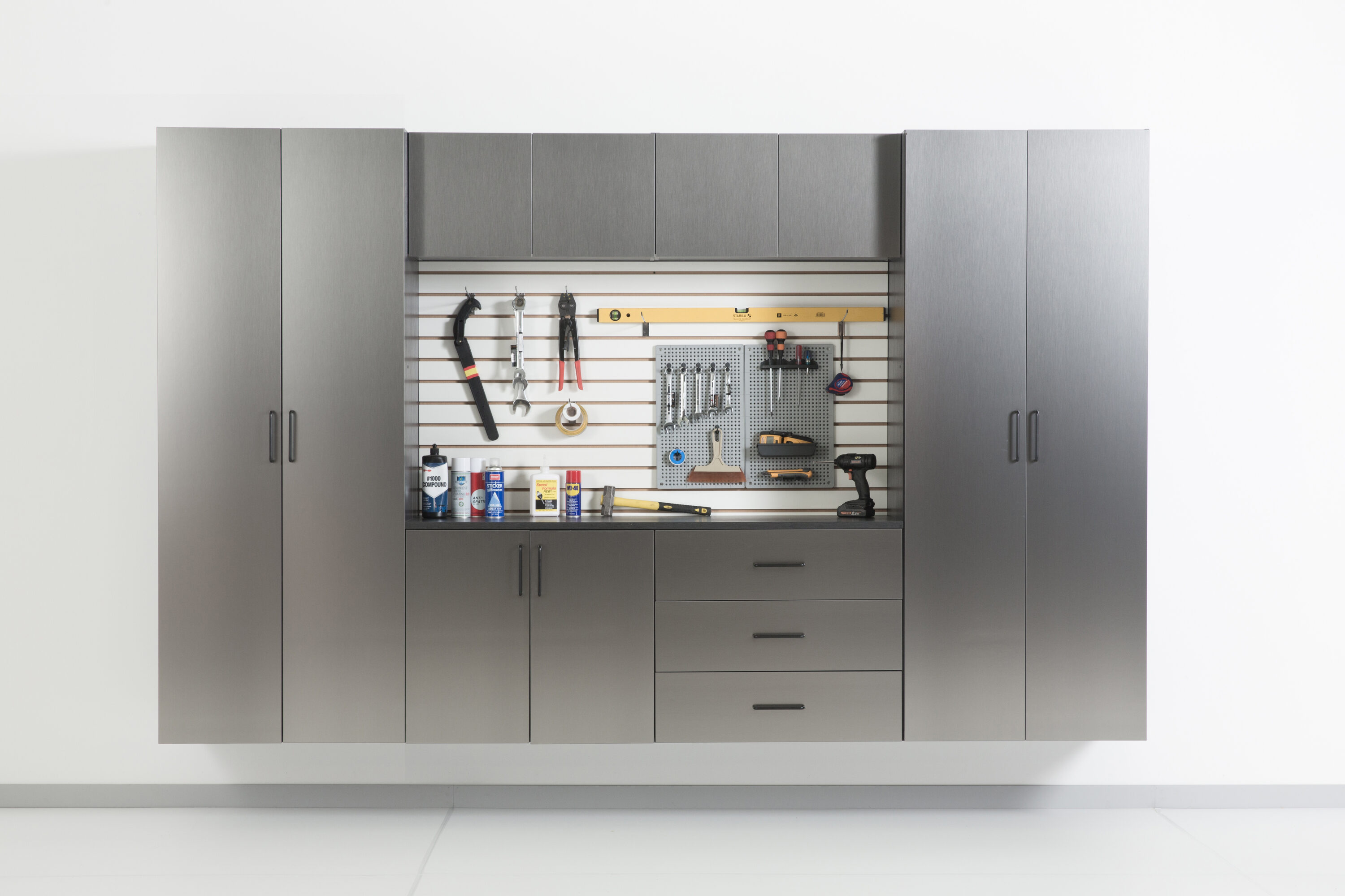 Gabinete de garaje de madera compuesta montado en la pared de la serie Astro de Klair Living de 32 pulgadas de ancho x 28 pulgadas de alto x 20 pulgadas de profundidad en color gris AST-DR3220.