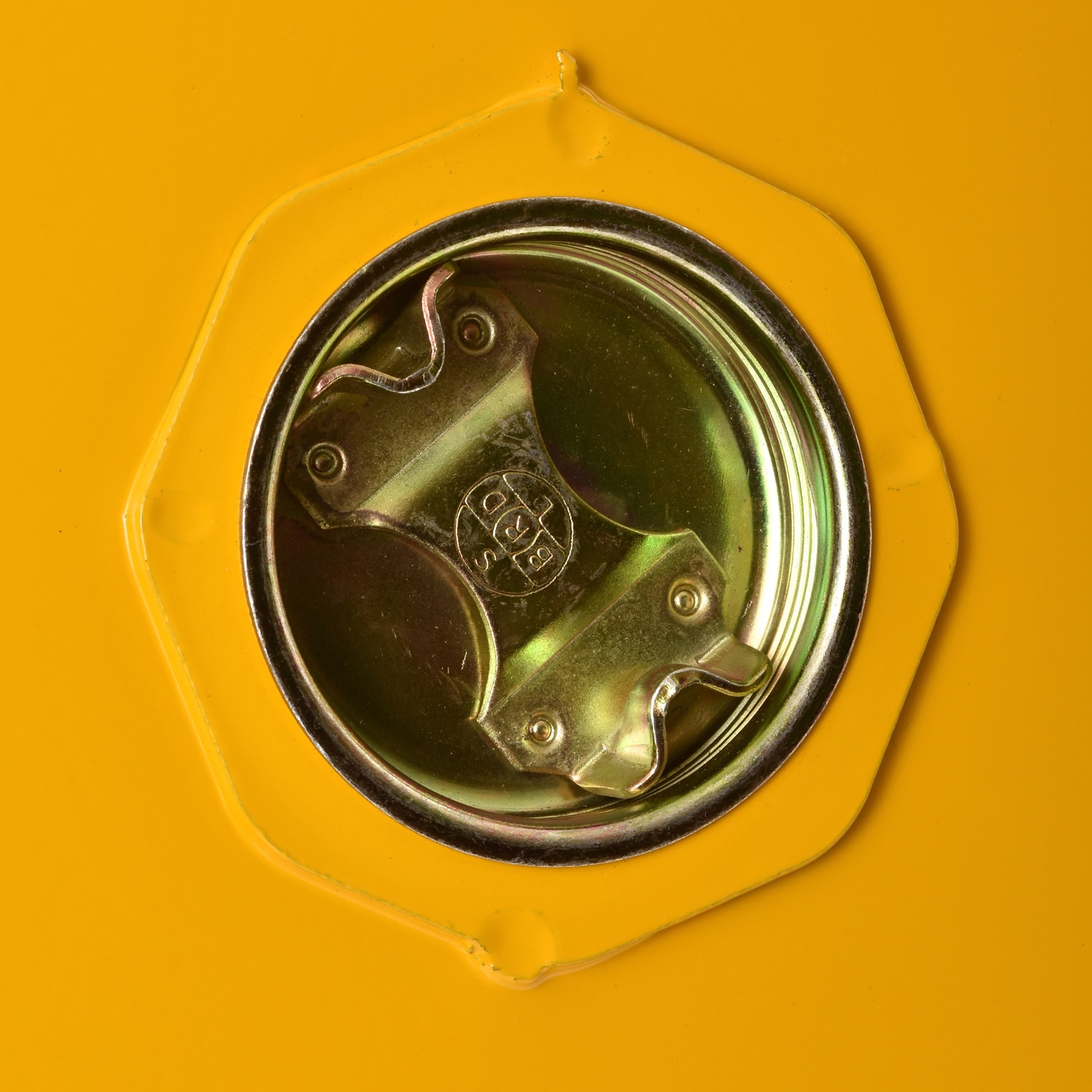 Gabinete de garaje de acero independiente en amarillo de 34 pulgadas de ancho x 65 pulgadas de alto x 34 pulgadas de profundidad Sandusky SC600F-P