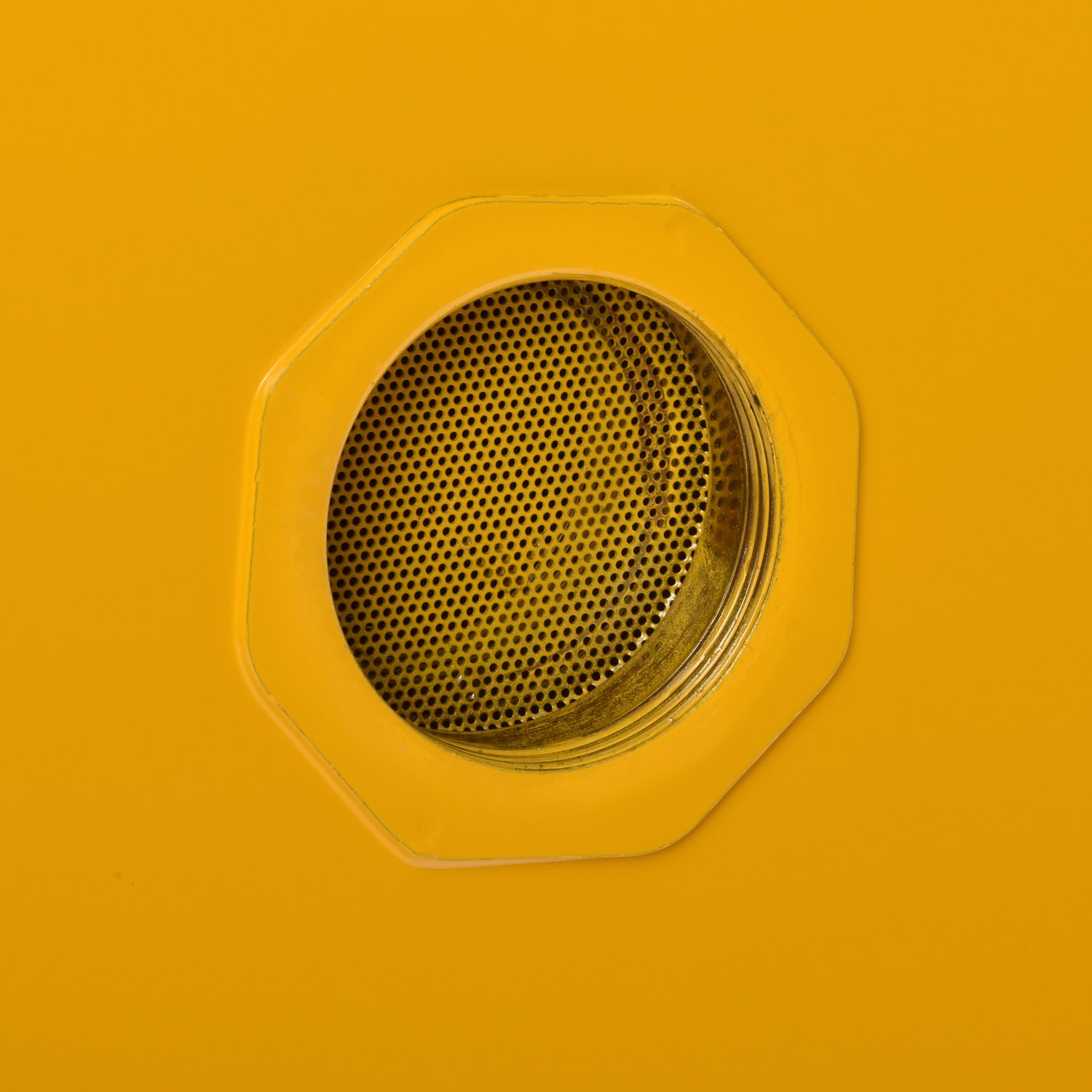 Gabinete de garaje de acero independiente en amarillo de 34 pulgadas de ancho x 65 pulgadas de alto x 34 pulgadas de profundidad Sandusky SC600F-P