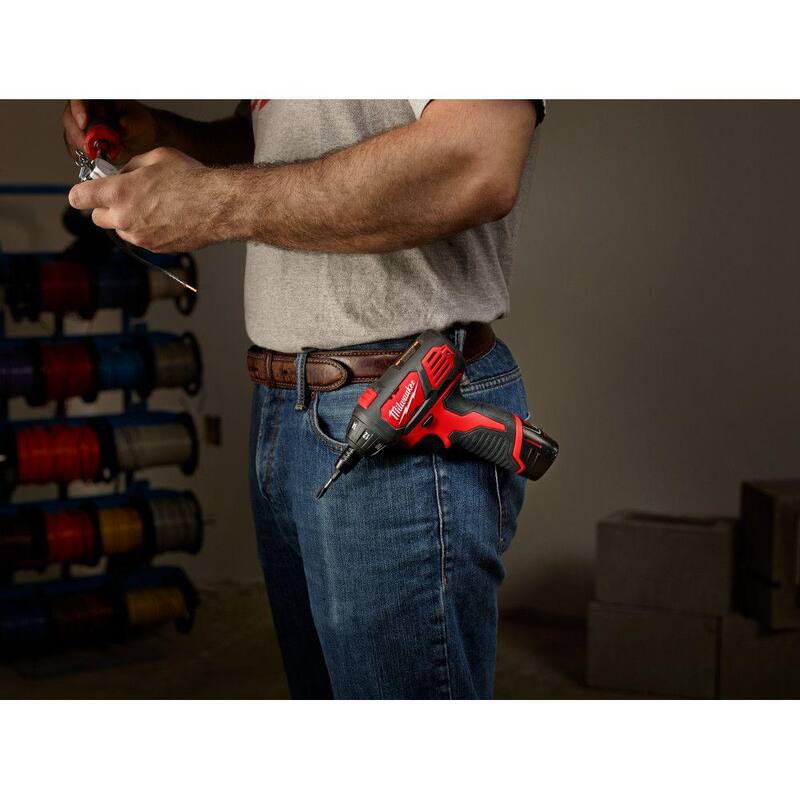 Juego de destornillador inalámbrico Milwaukee M12 12V de 1/4 de pulgada con baterías de 1.5Ah, cargador y bolsa de herramientas - 2401-22