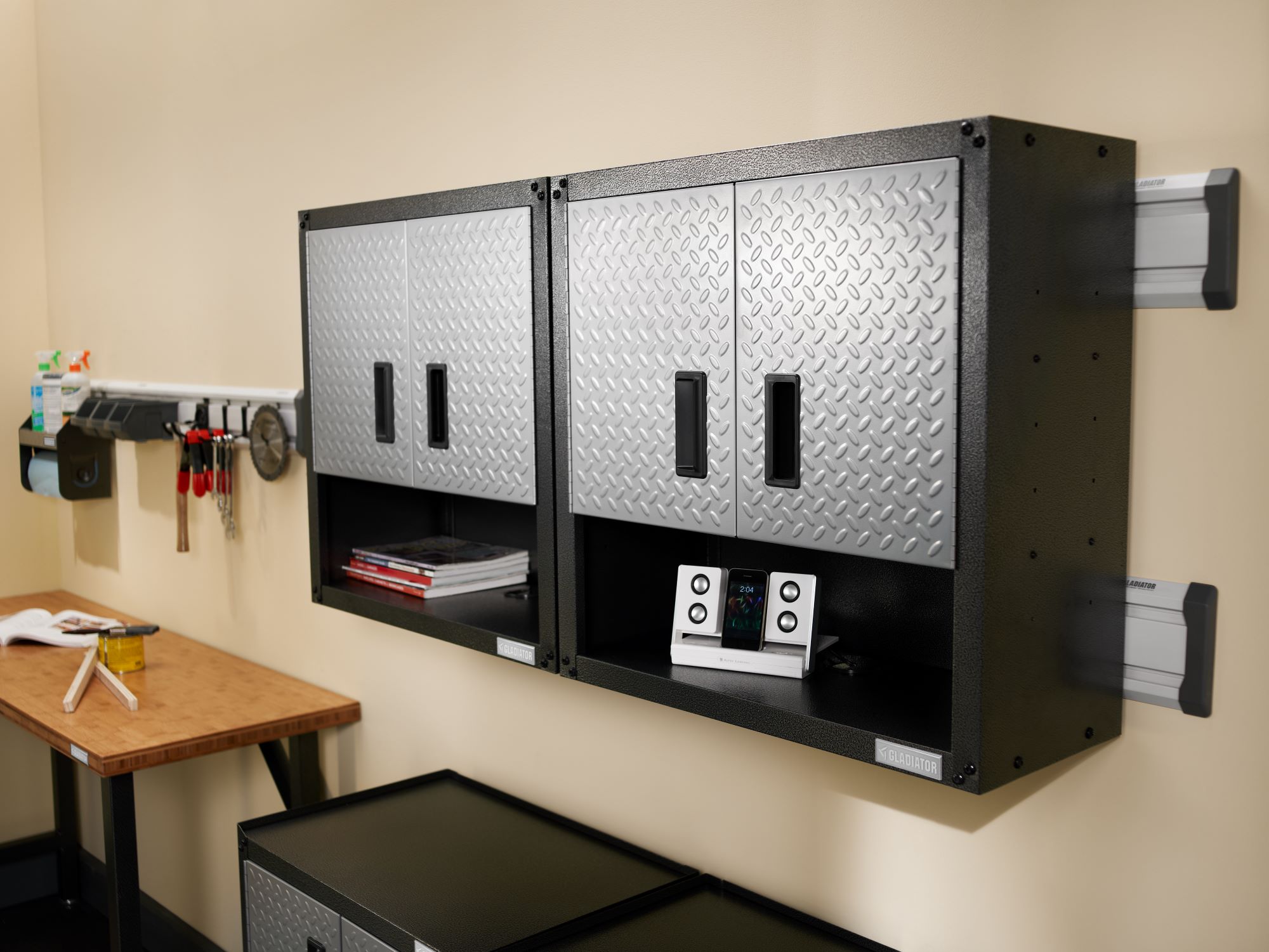 Gabinete de garaje de acero montado en la pared en gris listo para ensamblar Gladiator Ready-to-Assemble 3/4 Door Wall GearBox 28 pulgadas de ancho x 28 pulgadas de alto x 12 pulgadas de profundidad