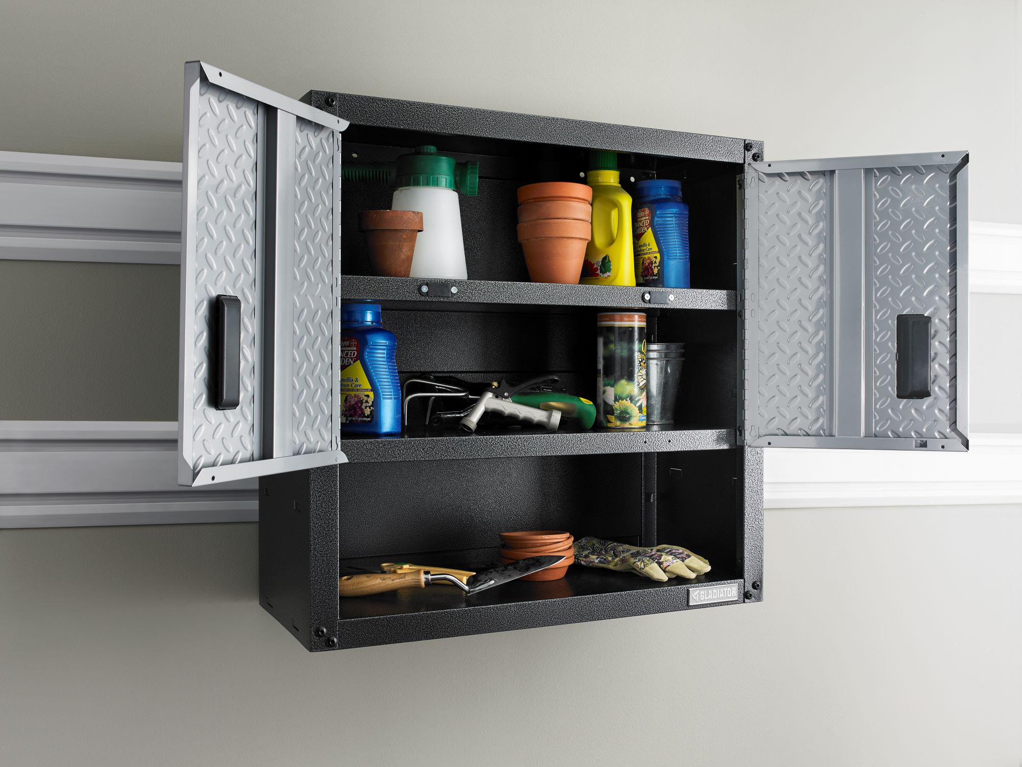 Gabinete de garaje de acero montado en la pared en gris listo para ensamblar Gladiator Ready-to-Assemble 3/4 Door Wall GearBox 28 pulgadas de ancho x 28 pulgadas de alto x 12 pulgadas de profundidad