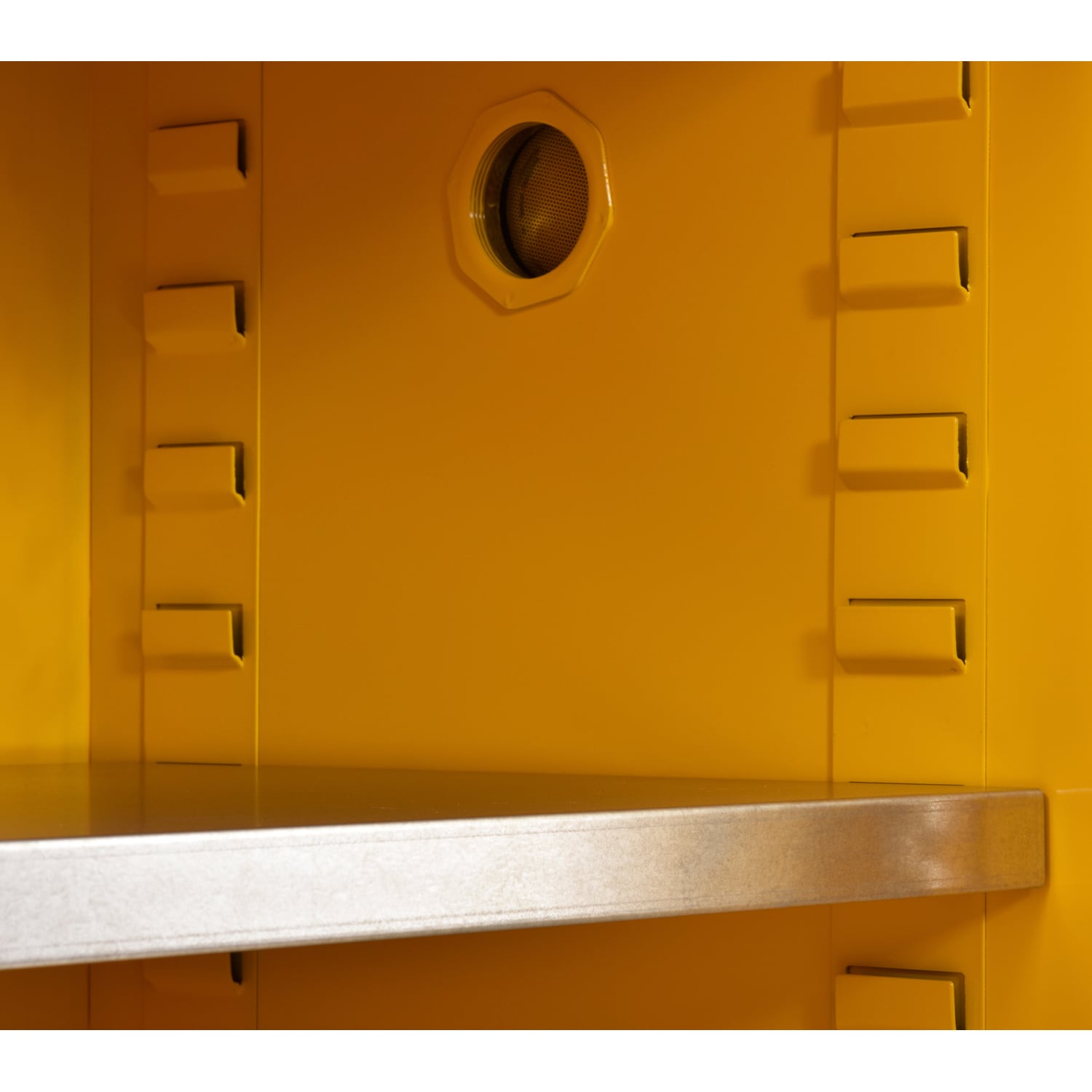 Gabinete de garaje independiente de acero en amarillo 23 pulgadas de ancho x 44 pulgadas de alto x 18 pulgadas de profundidad de Sandusky SC16F-P