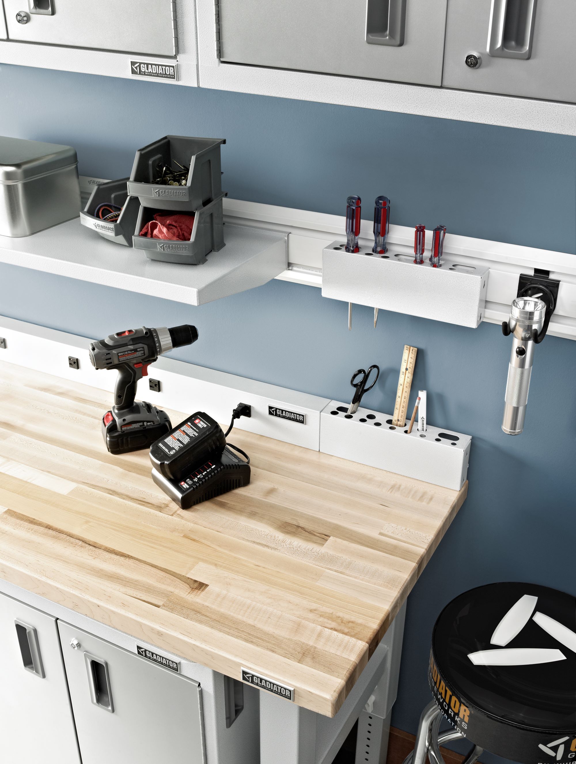 Gabinete de garaje de acero grande Gladiator Ready-to-Assemble GearBox 36.0 pulgadas de ancho x 72.0 pulgadas de alto x 18.0 pulgadas de profundidad, para piso o montado en la pared, en color blanco.