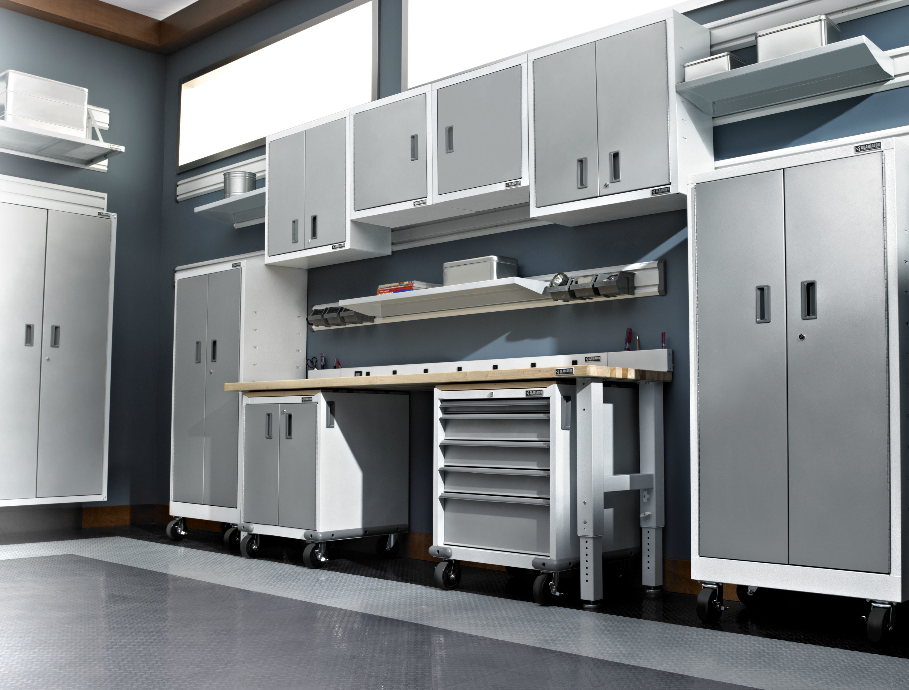 Gabinete de garaje de acero grande Gladiator Ready-to-Assemble GearBox 36.0 pulgadas de ancho x 72.0 pulgadas de alto x 18.0 pulgadas de profundidad, para piso o montado en la pared, en color blanco.
