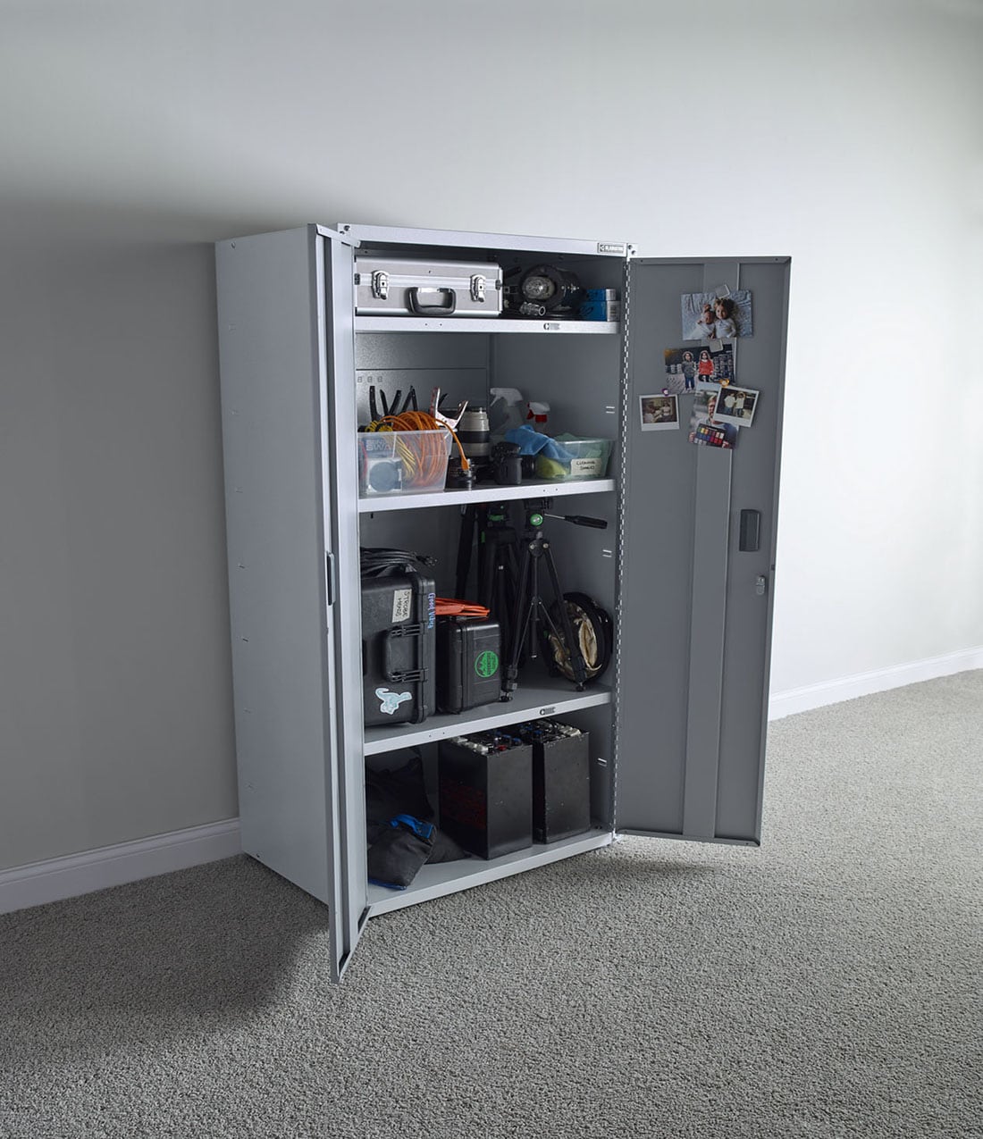 Gabinete de garaje de acero grande Gladiator Ready-to-Assemble GearBox 36.0 pulgadas de ancho x 72.0 pulgadas de alto x 18.0 pulgadas de profundidad, para piso o montado en la pared, en color blanco.
