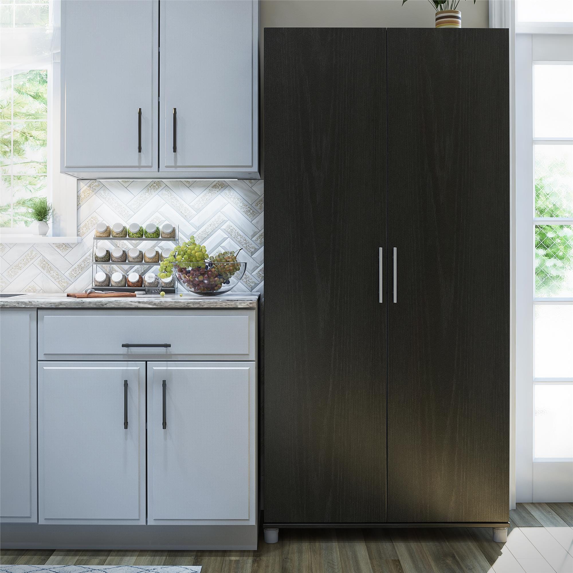 Gabinete de almacenamiento independiente de utilidad de madera compuesta de roble negro/caída de la noche Ameriwood Home Camberly 35.68 pulgadas de ancho x 74.31 pulgadas de altura 3402335COM