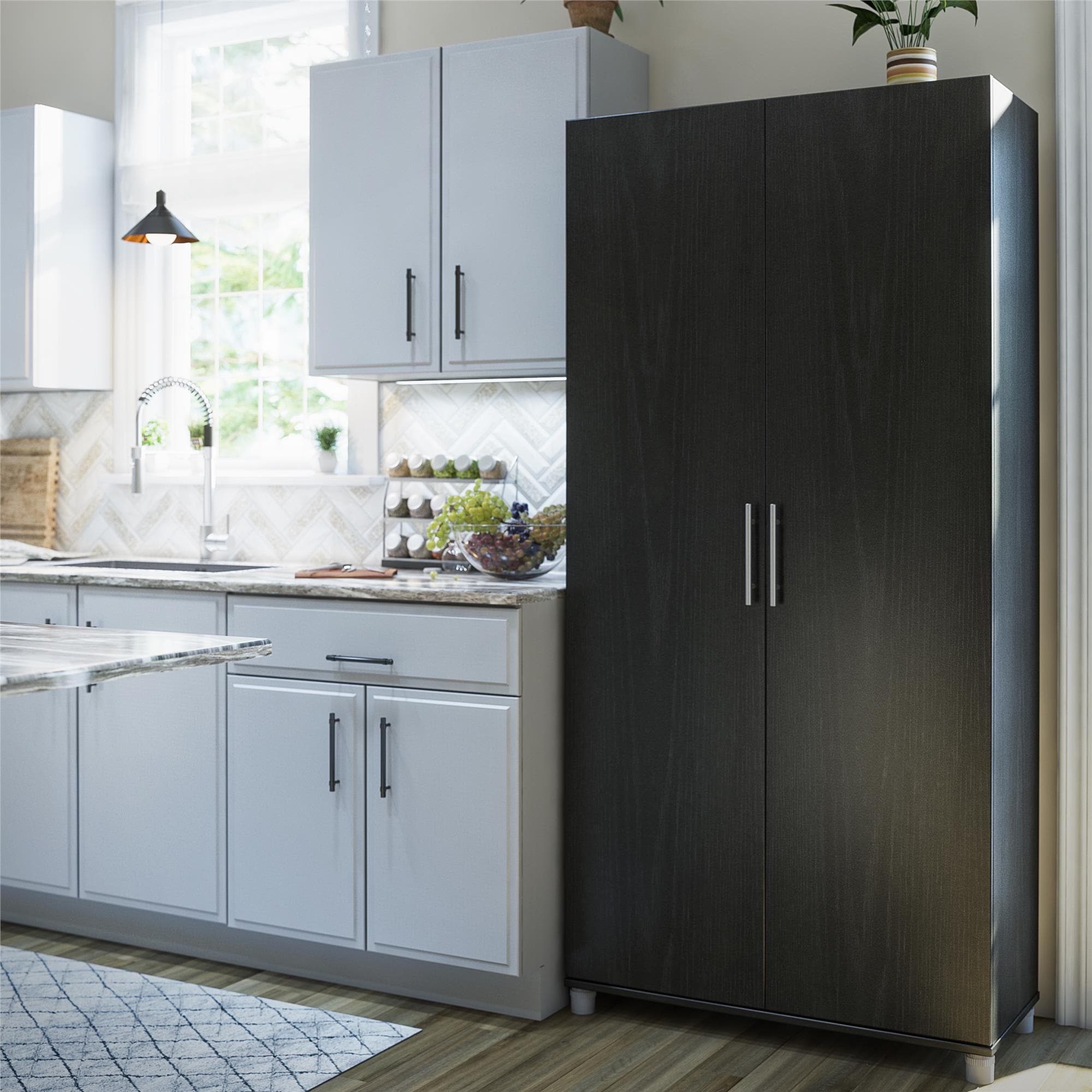Gabinete de almacenamiento independiente de utilidad de madera compuesta de roble negro/caída de la noche Ameriwood Home Camberly 35.68 pulgadas de ancho x 74.31 pulgadas de altura 3402335COM