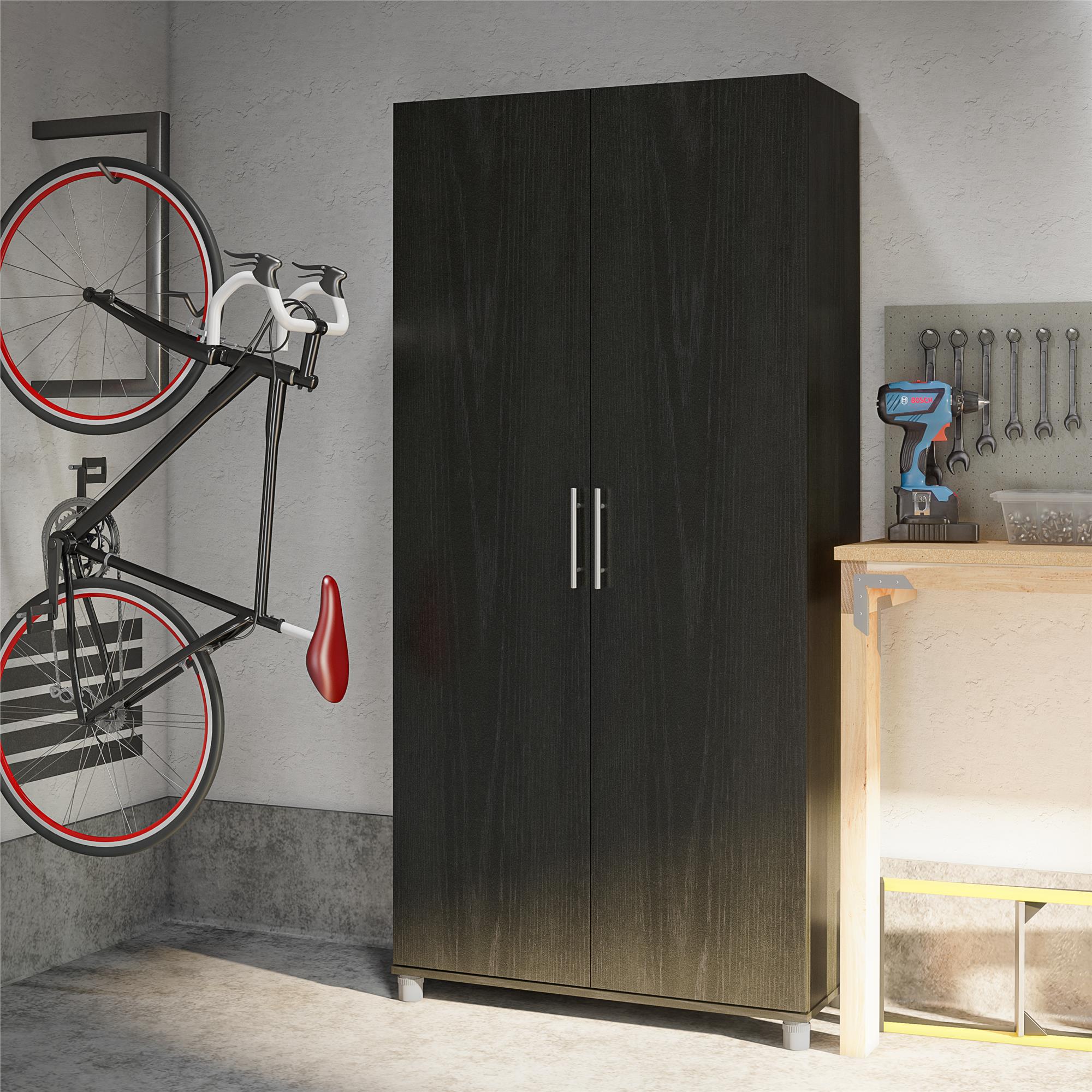 Gabinete de almacenamiento independiente de utilidad de madera compuesta de roble negro/caída de la noche Ameriwood Home Camberly 35.68 pulgadas de ancho x 74.31 pulgadas de altura 3402335COM