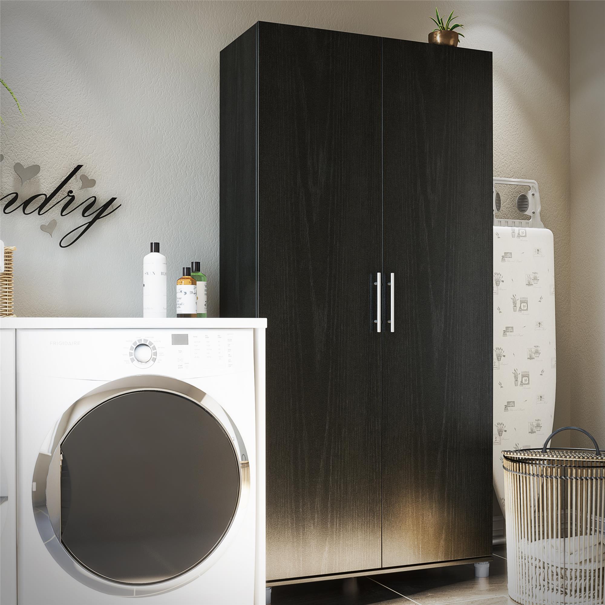 Gabinete de almacenamiento independiente de utilidad de madera compuesta de roble negro/caída de la noche Ameriwood Home Camberly 35.68 pulgadas de ancho x 74.31 pulgadas de altura 3402335COM