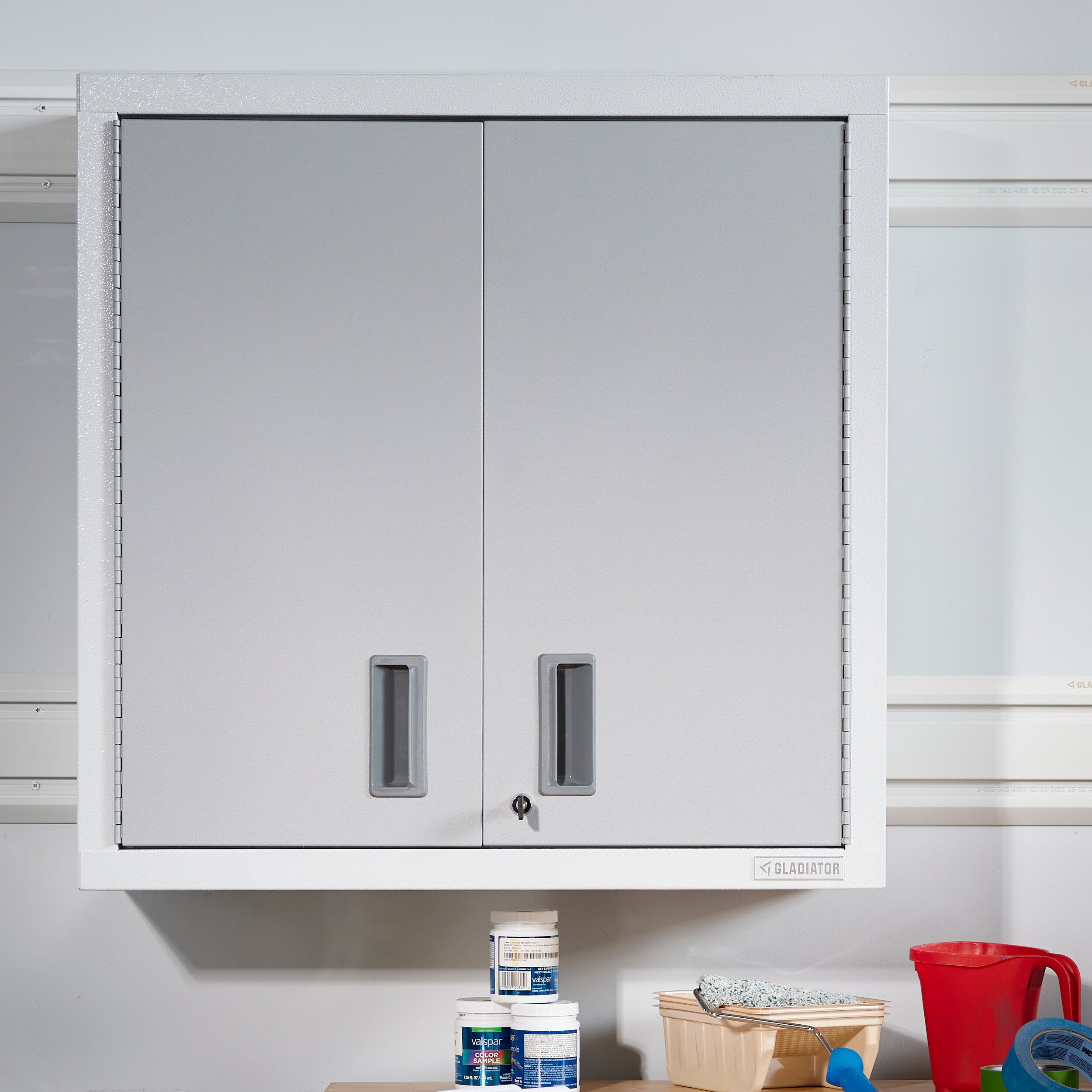 Gabinete de garaje de acero montado en la pared en blanco Gladiator Premier Wall GearBox 30.0000 pulgadas W x 30.0000 pulgadas H x 12.0000 pulgadas D