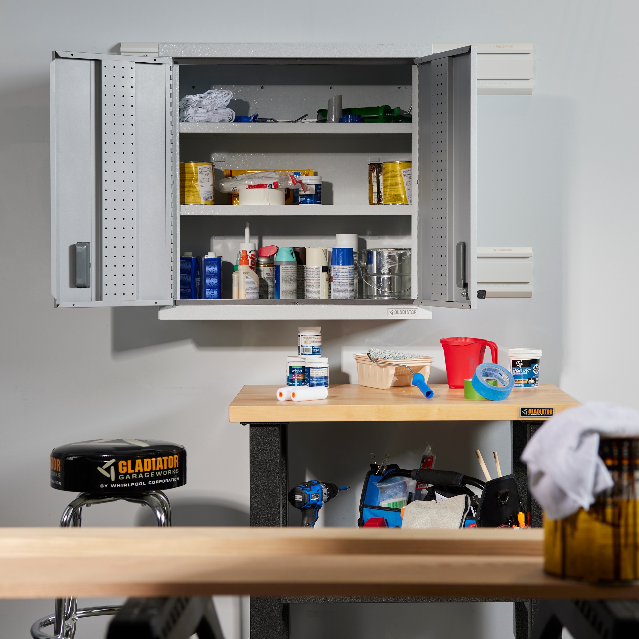 Gabinete de garaje de acero montado en la pared en blanco Gladiator Premier Wall GearBox 30.0000 pulgadas W x 30.0000 pulgadas H x 12.0000 pulgadas D