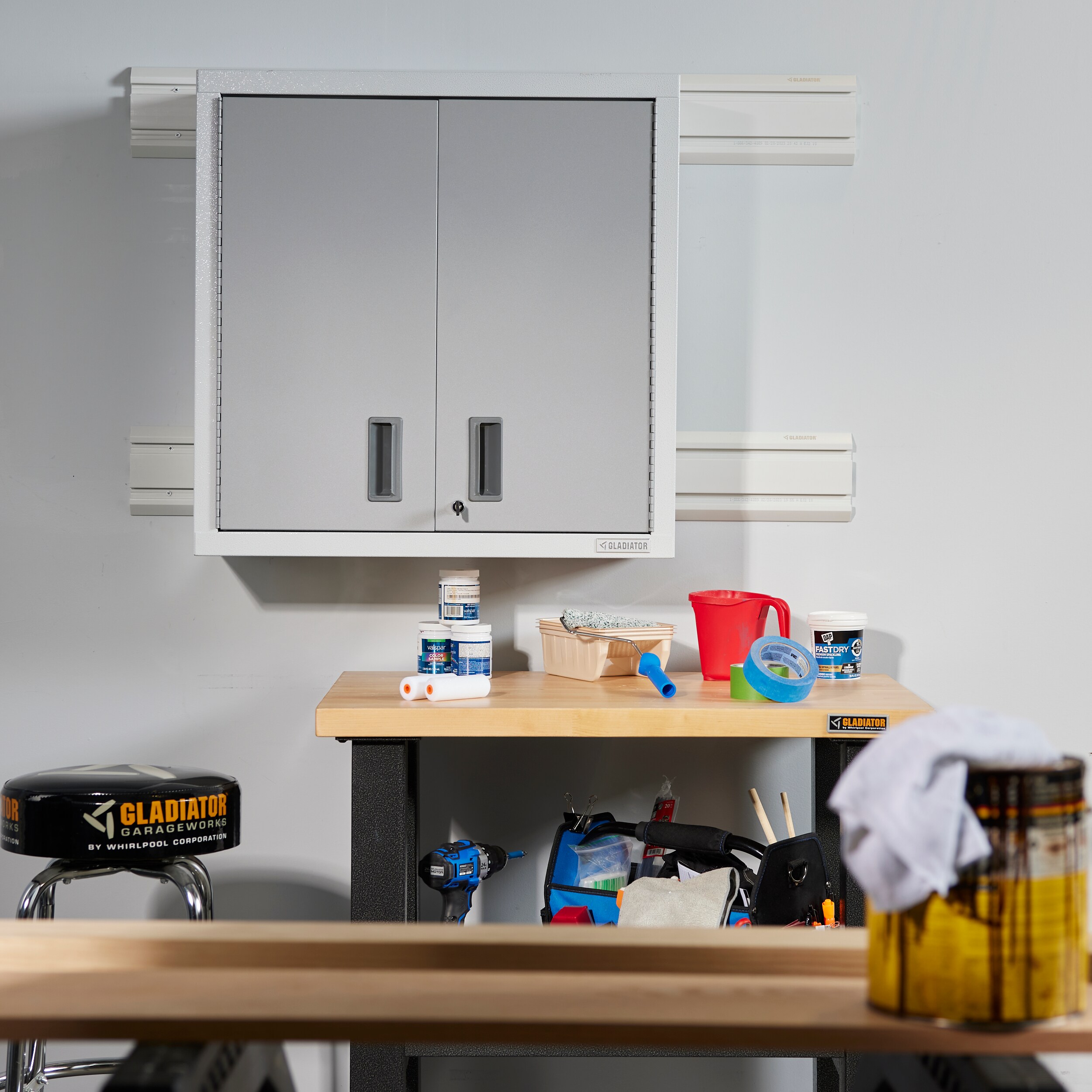 Gabinete de garaje de acero montado en la pared en blanco Gladiator Premier Wall GearBox 30.0000 pulgadas W x 30.0000 pulgadas H x 12.0000 pulgadas D